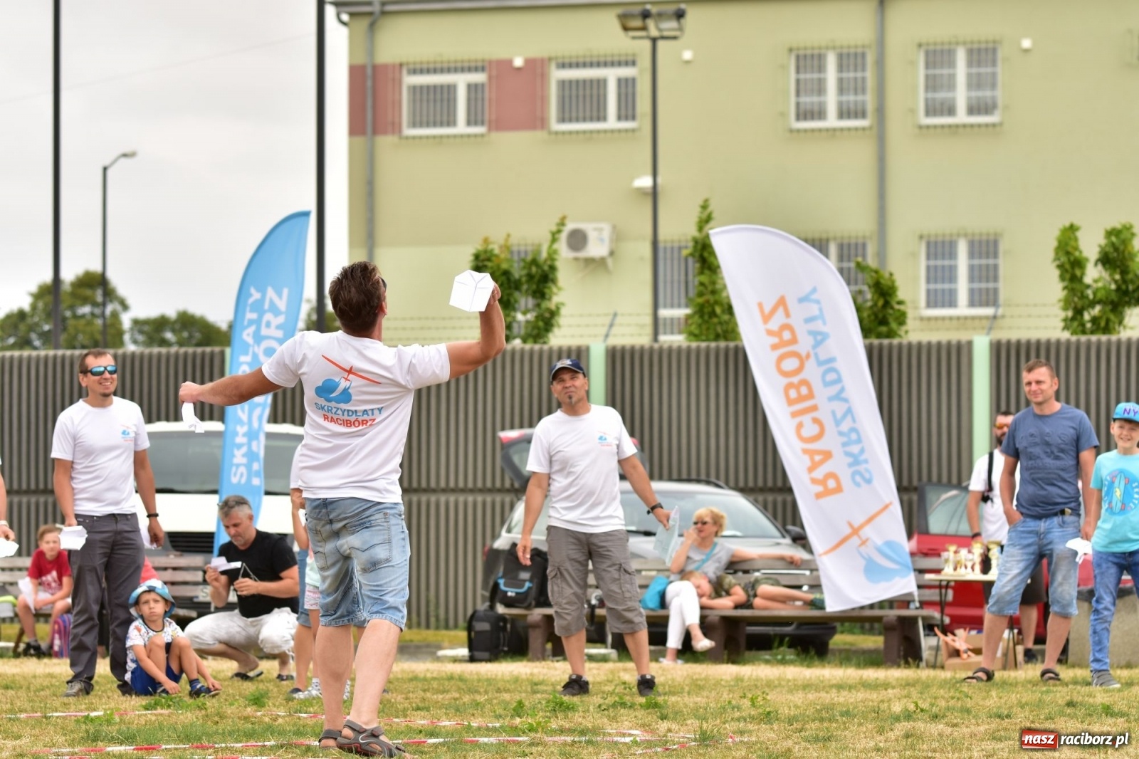 Zdjęcie w galerii na portalu naszraciborz.pl: Papierowe samoloty wzbiły się do nieba [FOTO] wiadomości z regionu