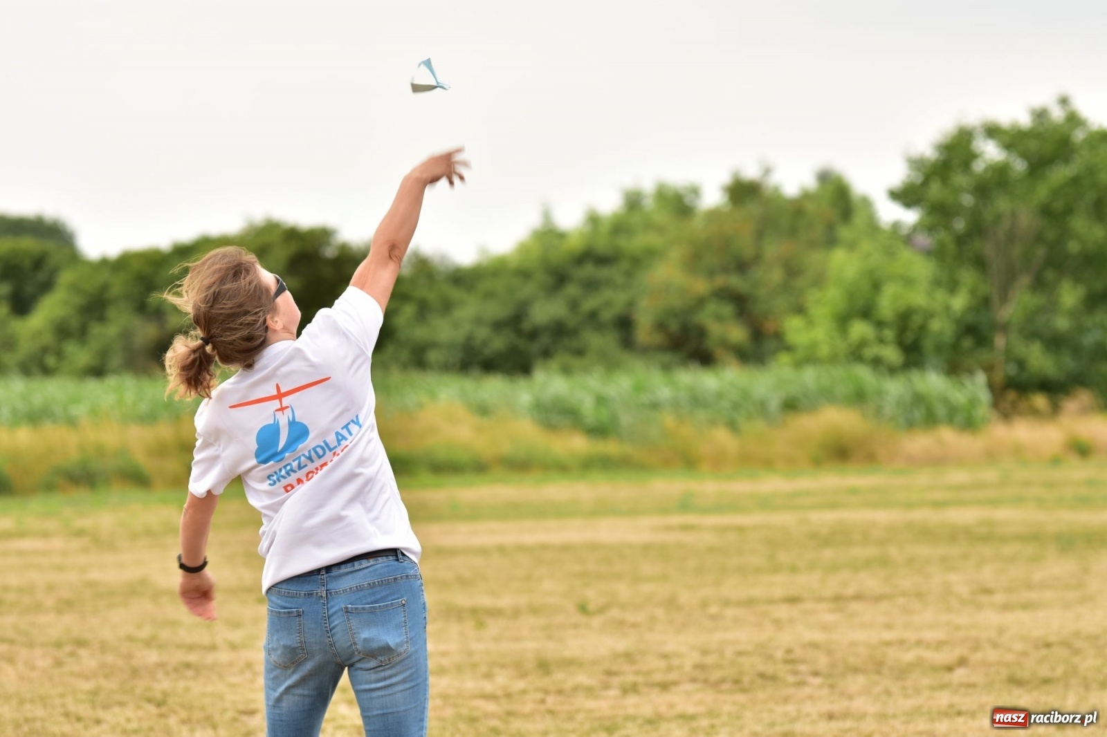 Zdjęcie w galerii na portalu naszraciborz.pl: Papierowe samoloty wzbiły się do nieba [FOTO] wiadomości z regionu