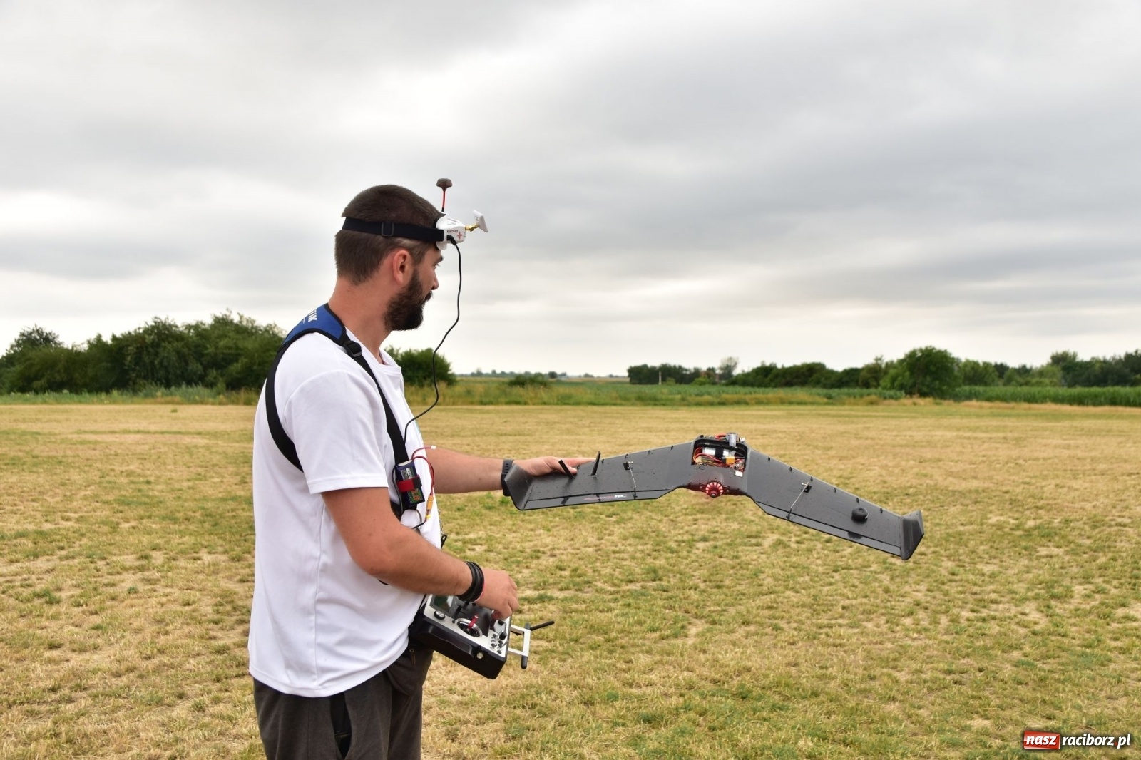Zdjęcie w galerii na portalu naszraciborz.pl: Papierowe samoloty wzbiły się do nieba [FOTO] wiadomości z regionu