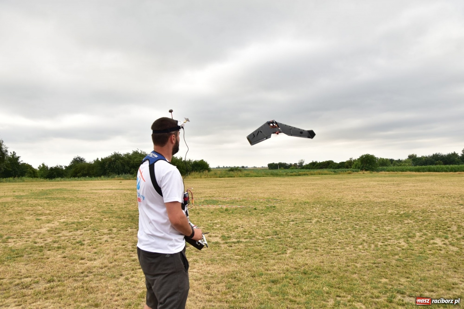 Zdjęcie w galerii na portalu naszraciborz.pl: Papierowe samoloty wzbiły się do nieba [FOTO] wiadomości z regionu