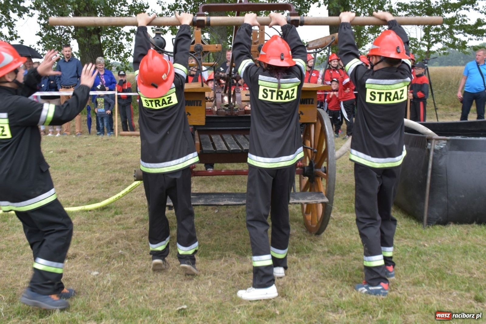 Zdjęcie w galerii na portalu naszraciborz.pl: Bieńkowickie zawody sikawek konnych. Tworków z głównym trofeum [FOTO i WIDEO] wiadomości z regionu