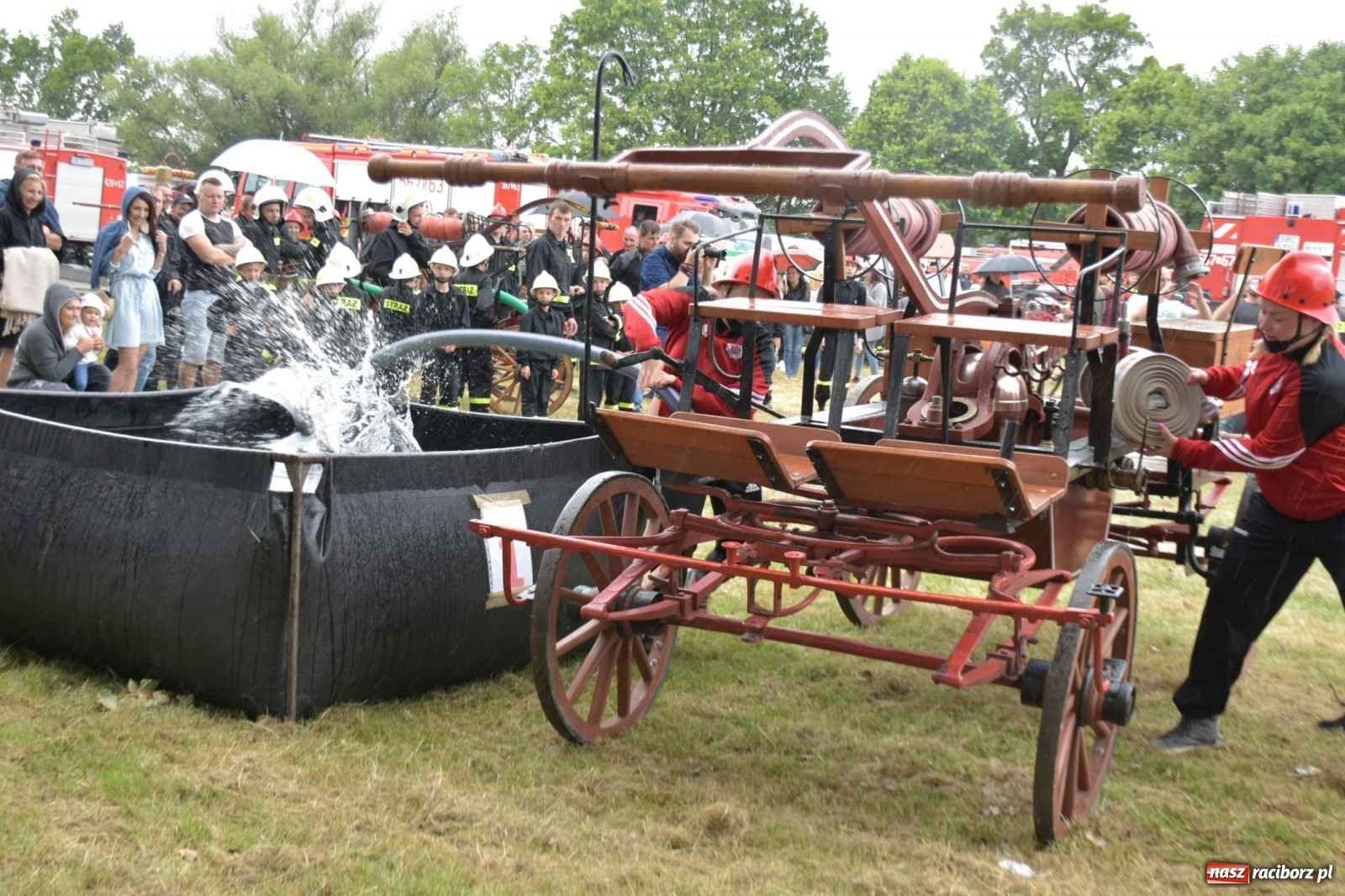 Zdjęcie w galerii na portalu naszraciborz.pl: Bieńkowickie zawody sikawek konnych. Tworków z głównym trofeum [FOTO i WIDEO] wiadomości z regionu