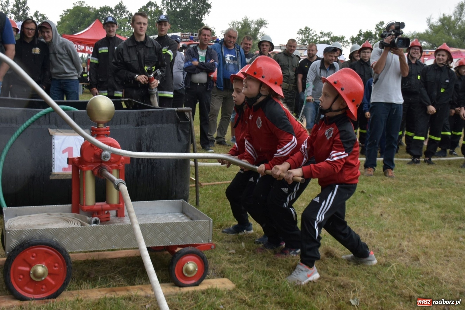 Zdjęcie w galerii na portalu naszraciborz.pl: Bieńkowickie zawody sikawek konnych. Tworków z głównym trofeum [FOTO i WIDEO] wiadomości z regionu