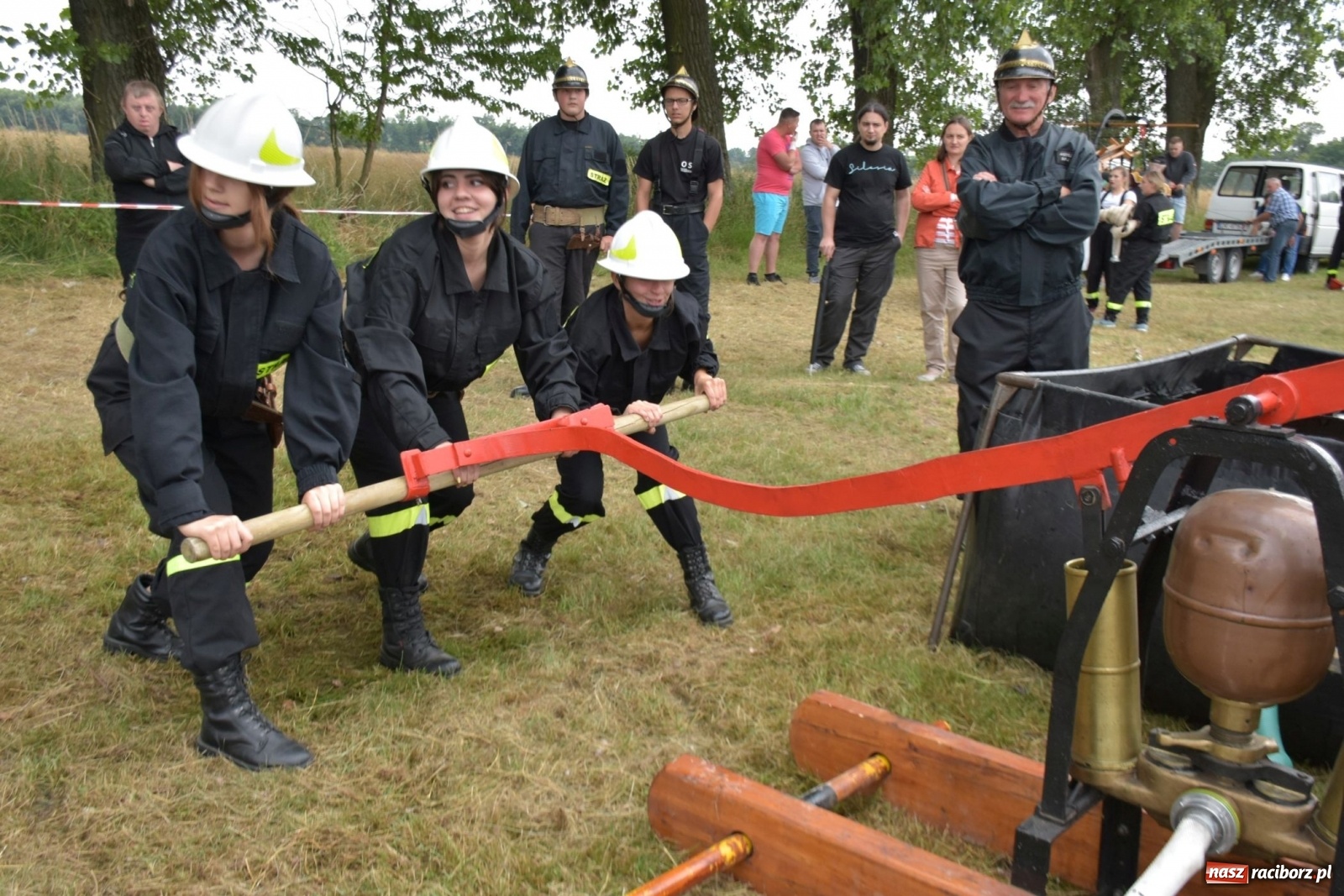 Zdjęcie w galerii na portalu naszraciborz.pl: Bieńkowickie zawody sikawek konnych. Tworków z głównym trofeum [FOTO i WIDEO] wiadomości z regionu