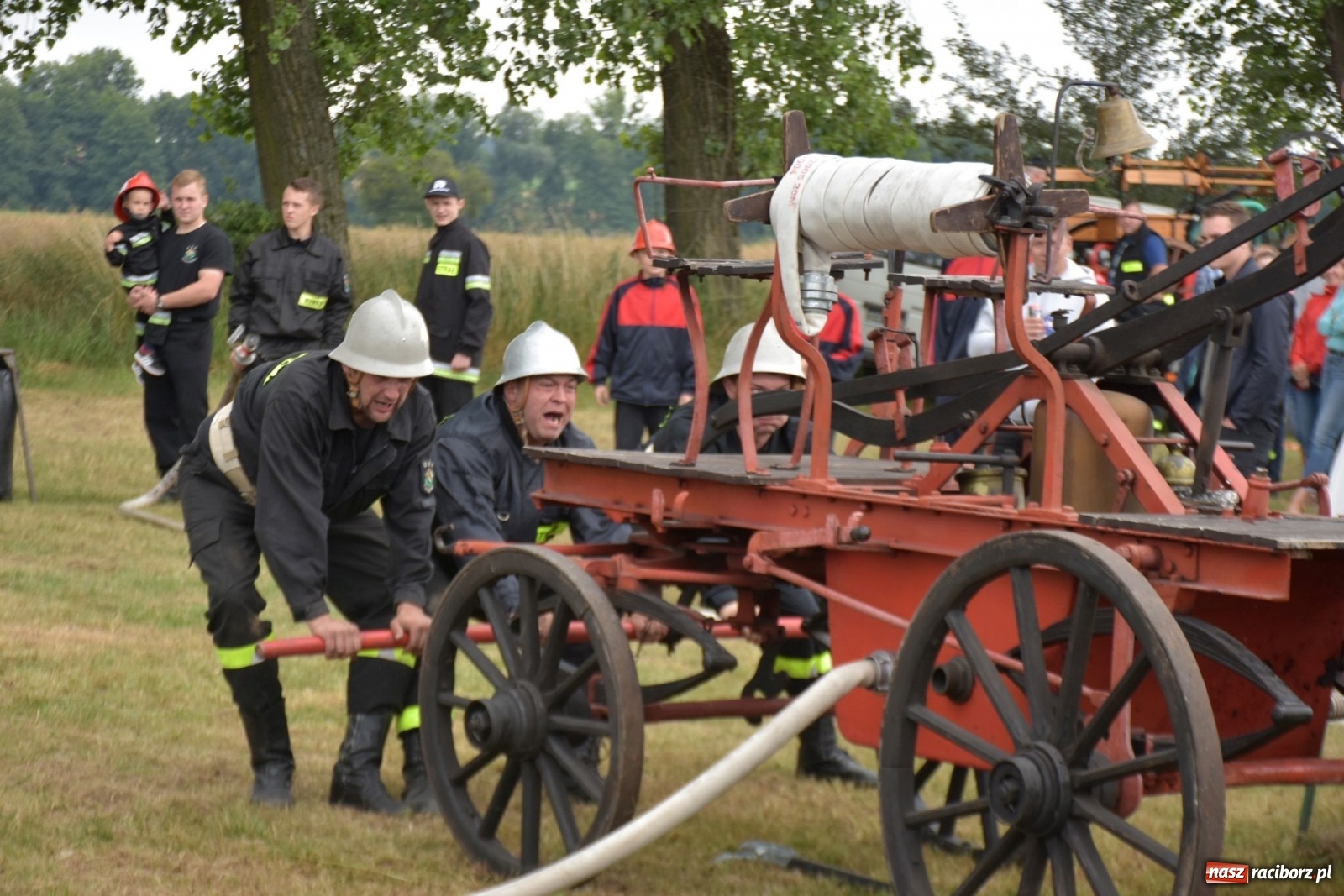 Zdjęcie w galerii na portalu naszraciborz.pl: Bieńkowickie zawody sikawek konnych. Tworków z głównym trofeum [FOTO i WIDEO] wiadomości z regionu