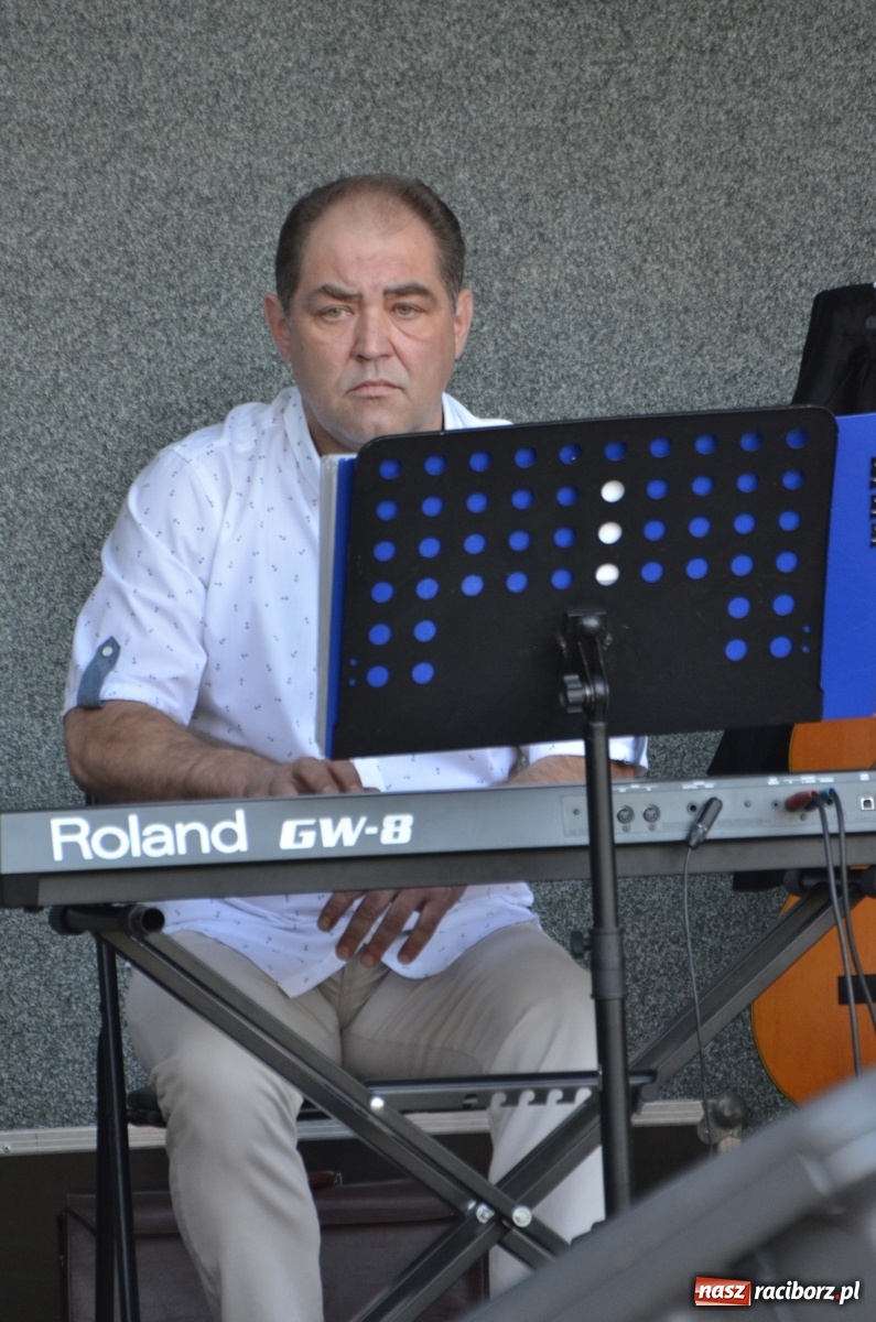 Zdjęcie w galerii na portalu naszraciborz.pl: Grupa Bez Nazwy i Agnieszka Kawulok w parku Roth  wiadomości z regionu