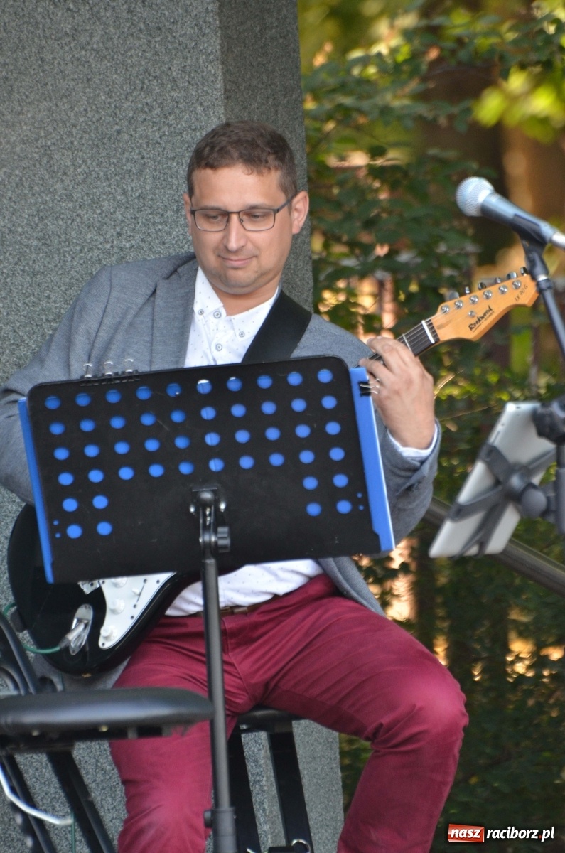 Zdjęcie w galerii na portalu naszraciborz.pl: Grupa Bez Nazwy i Agnieszka Kawulok w parku Roth  wiadomości z regionu