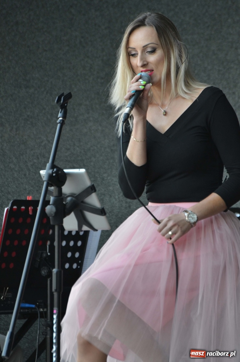 Zdjęcie w galerii na portalu naszraciborz.pl: Grupa Bez Nazwy i Agnieszka Kawulok w parku Roth  wiadomości z regionu