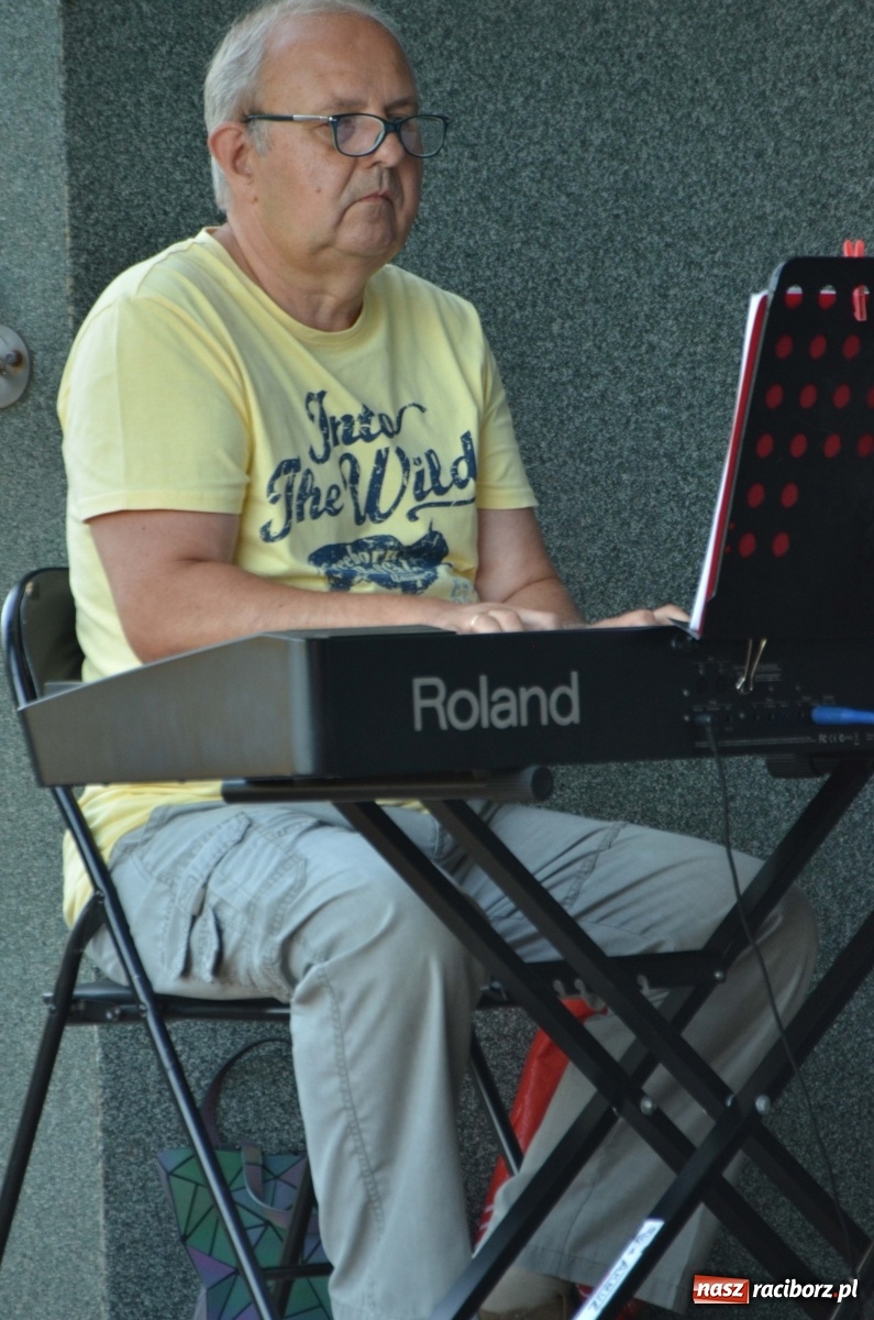 Zdjęcie w galerii na portalu naszraciborz.pl: Grupa Bez Nazwy i Agnieszka Kawulok w parku Roth  wiadomości z regionu