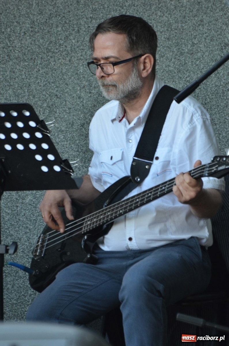 Zdjęcie w galerii na portalu naszraciborz.pl: Grupa Bez Nazwy i Agnieszka Kawulok w parku Roth  wiadomości z regionu