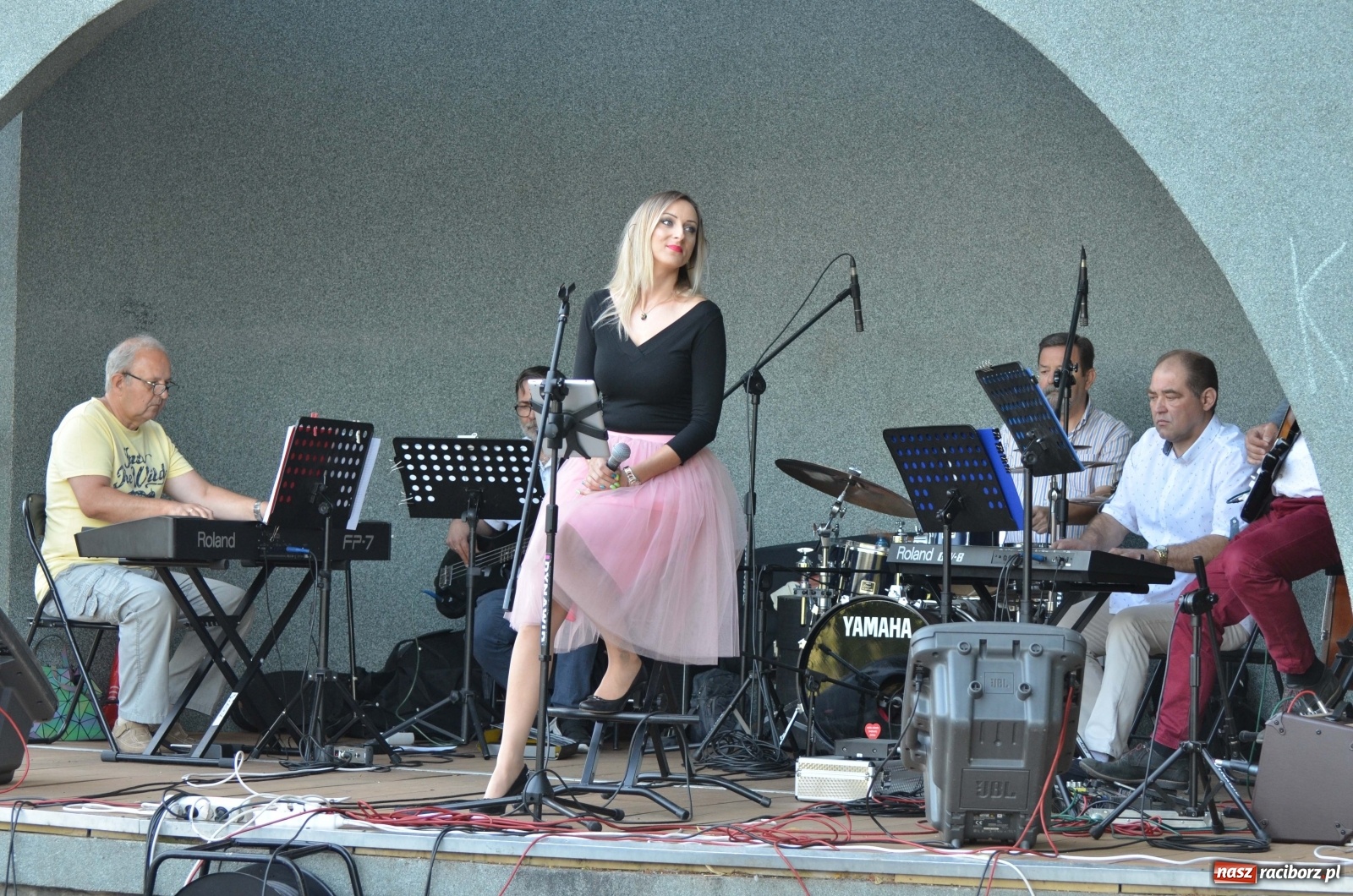 Zdjęcie w galerii na portalu naszraciborz.pl: Grupa Bez Nazwy i Agnieszka Kawulok w parku Roth  wiadomości z regionu