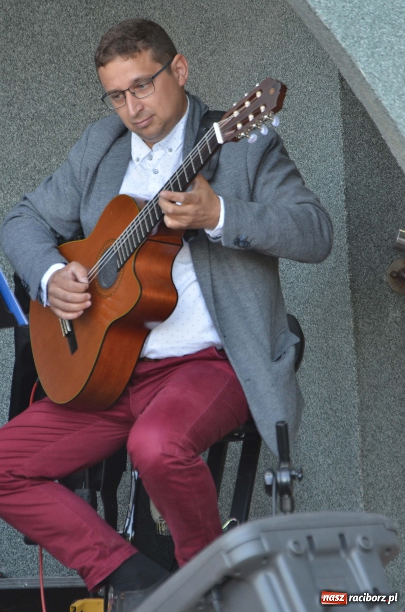 Zdjęcie w galerii na portalu naszraciborz.pl: Grupa Bez Nazwy i Agnieszka Kawulok w parku Roth  wiadomości z regionu