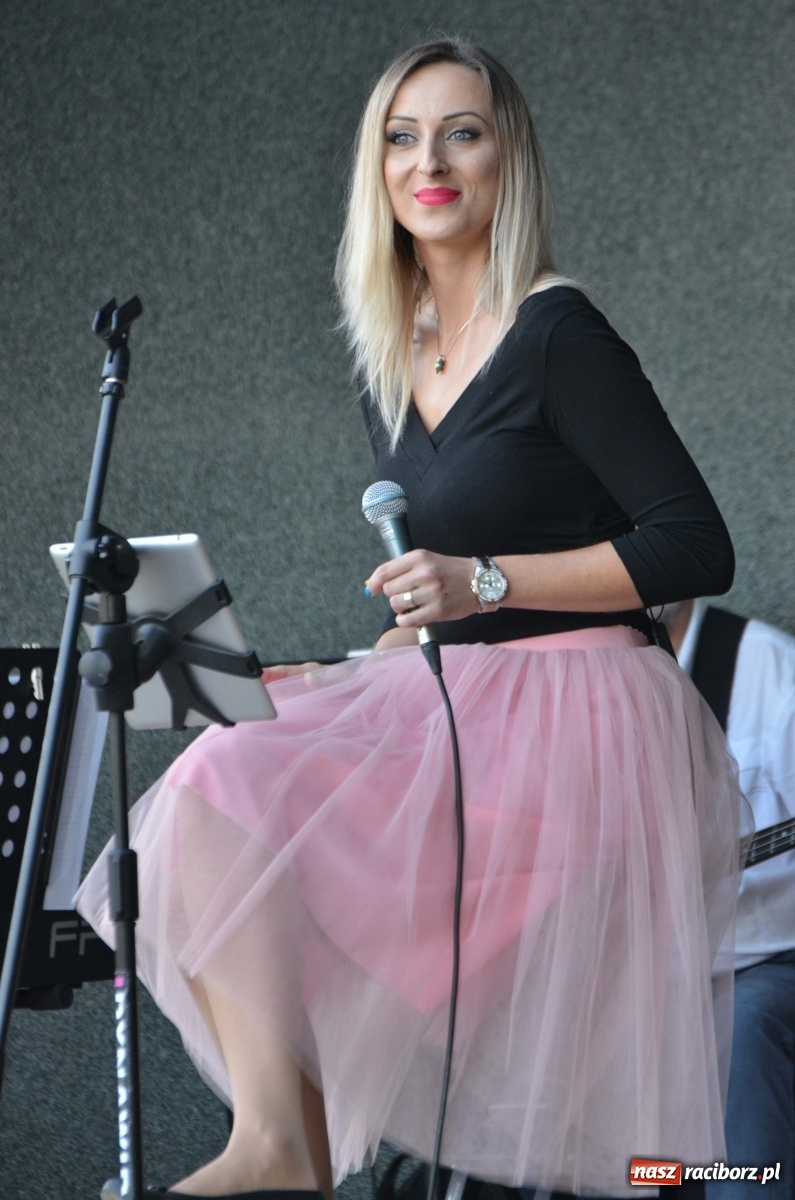 Zdjęcie w galerii na portalu naszraciborz.pl: Grupa Bez Nazwy i Agnieszka Kawulok w parku Roth  wiadomości z regionu