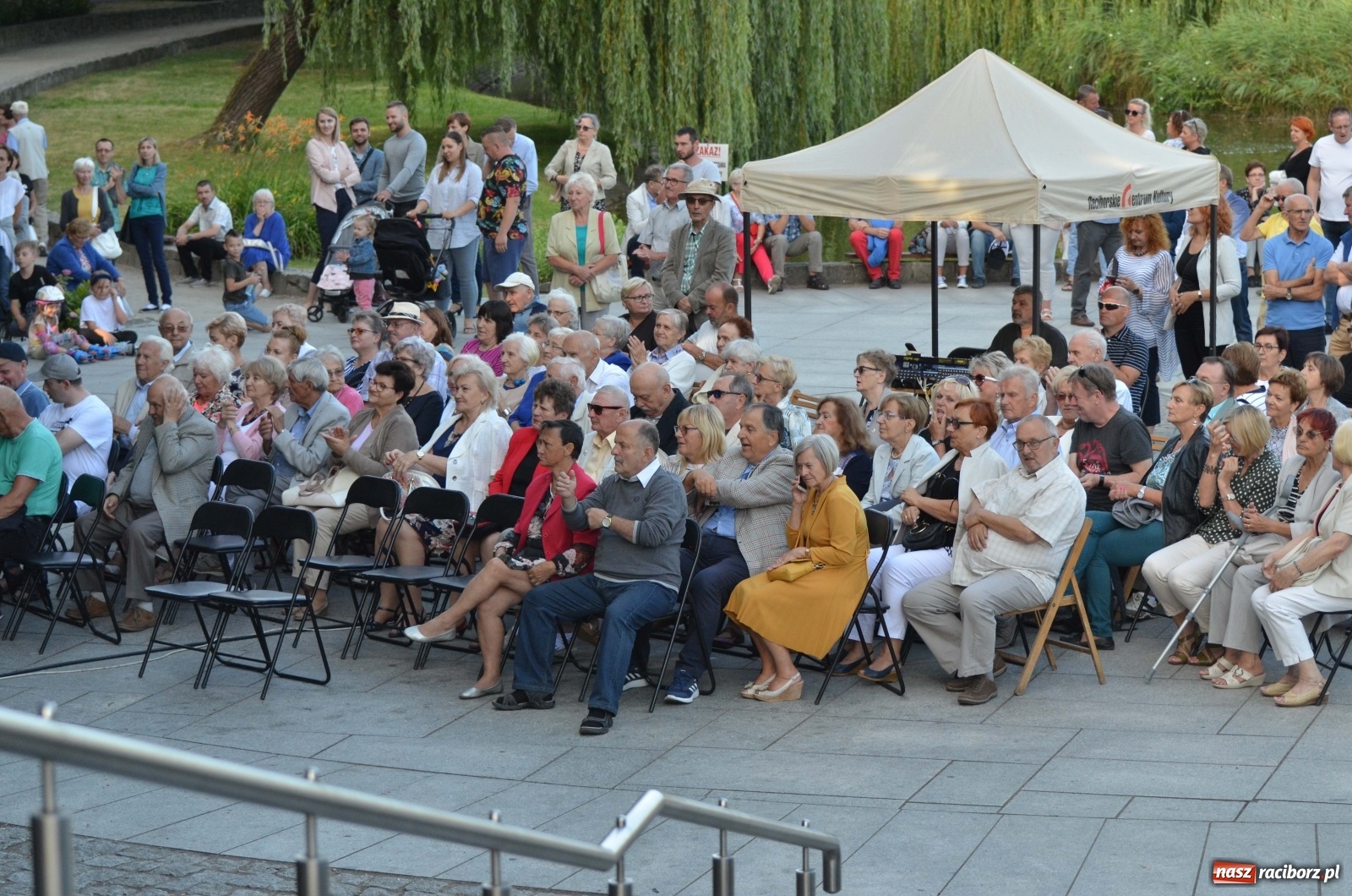 Zdjęcie w galerii na portalu naszraciborz.pl: Grupa Bez Nazwy i Agnieszka Kawulok w parku Roth  wiadomości z regionu