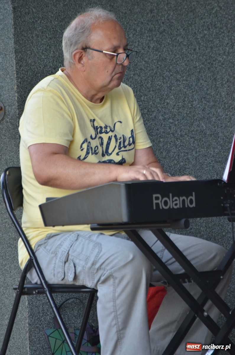 Zdjęcie w galerii na portalu naszraciborz.pl: Grupa Bez Nazwy i Agnieszka Kawulok w parku Roth  wiadomości z regionu