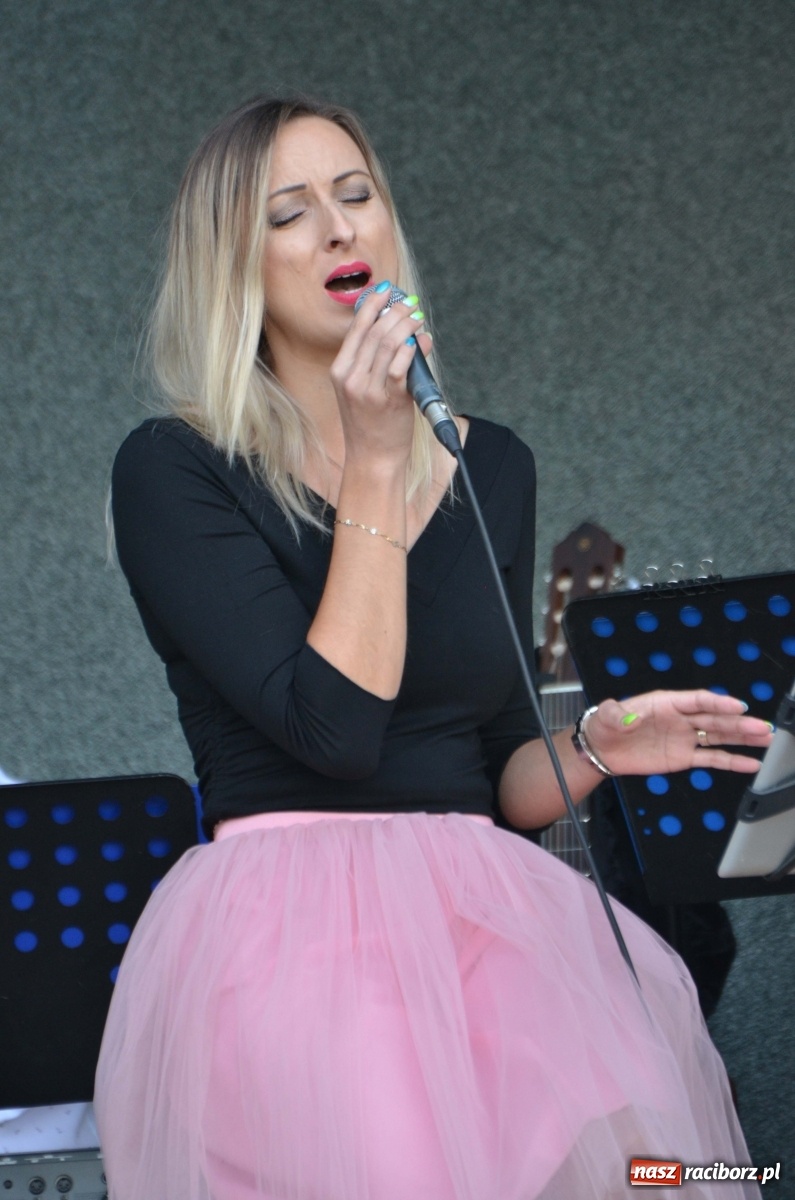 Zdjęcie w galerii na portalu naszraciborz.pl: Grupa Bez Nazwy i Agnieszka Kawulok w parku Roth  wiadomości z regionu