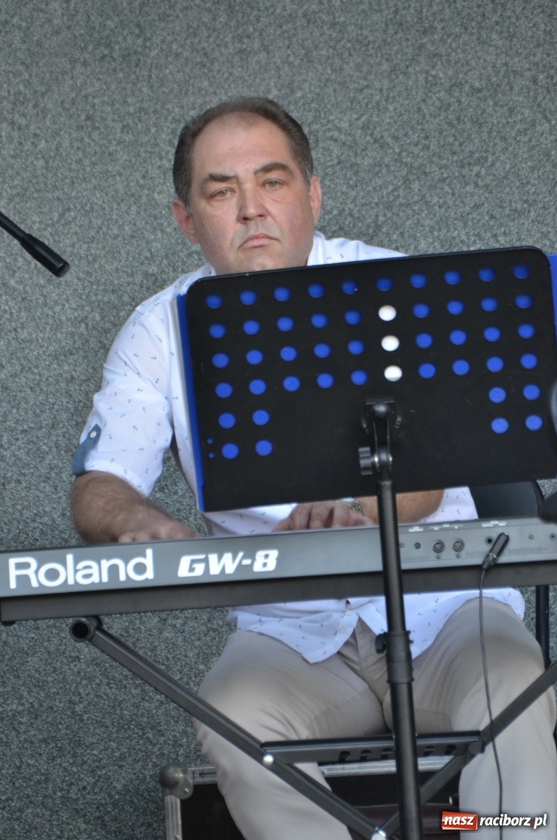 Zdjęcie w galerii na portalu naszraciborz.pl: Grupa Bez Nazwy i Agnieszka Kawulok w parku Roth  wiadomości z regionu