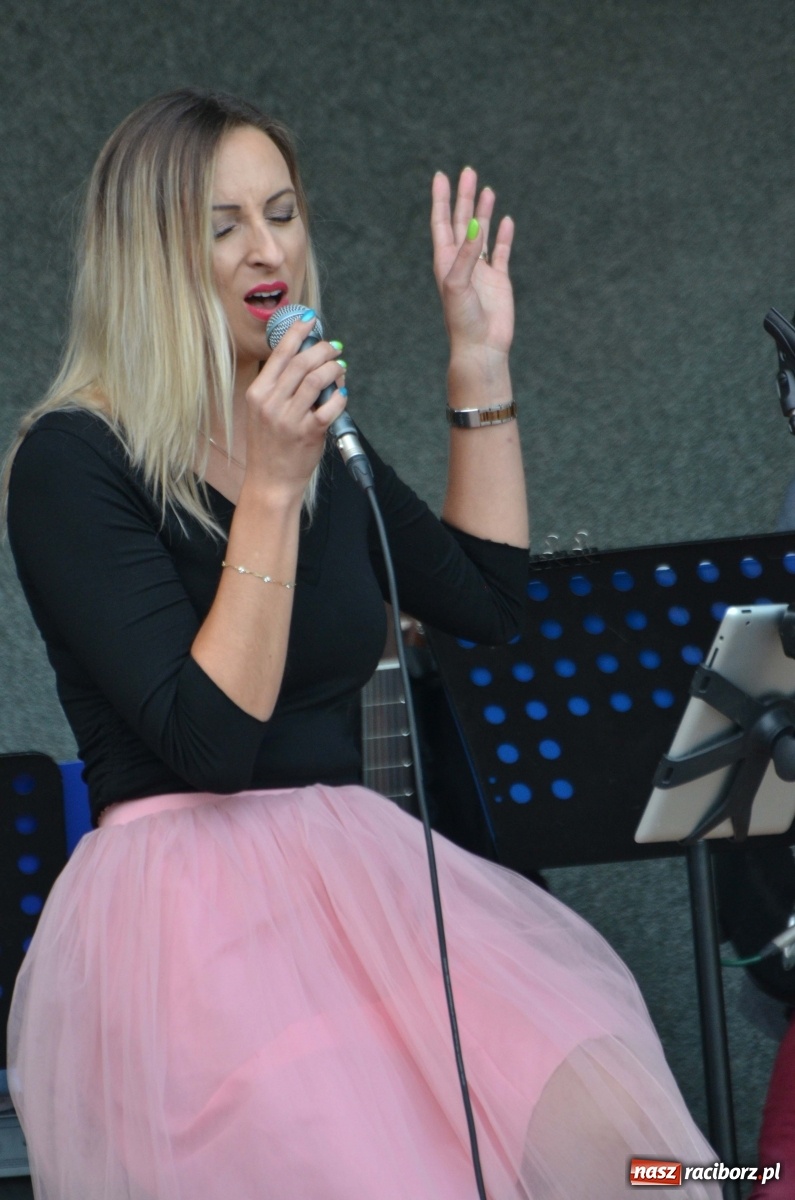 Zdjęcie w galerii na portalu naszraciborz.pl: Grupa Bez Nazwy i Agnieszka Kawulok w parku Roth  wiadomości z regionu