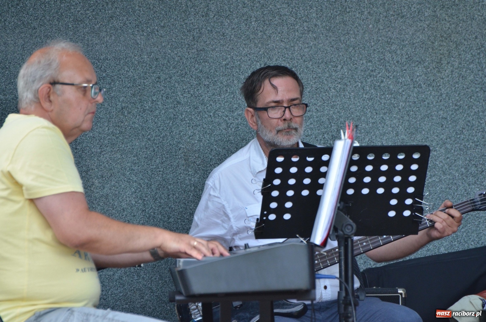 Zdjęcie w galerii na portalu naszraciborz.pl: Grupa Bez Nazwy i Agnieszka Kawulok w parku Roth  wiadomości z regionu