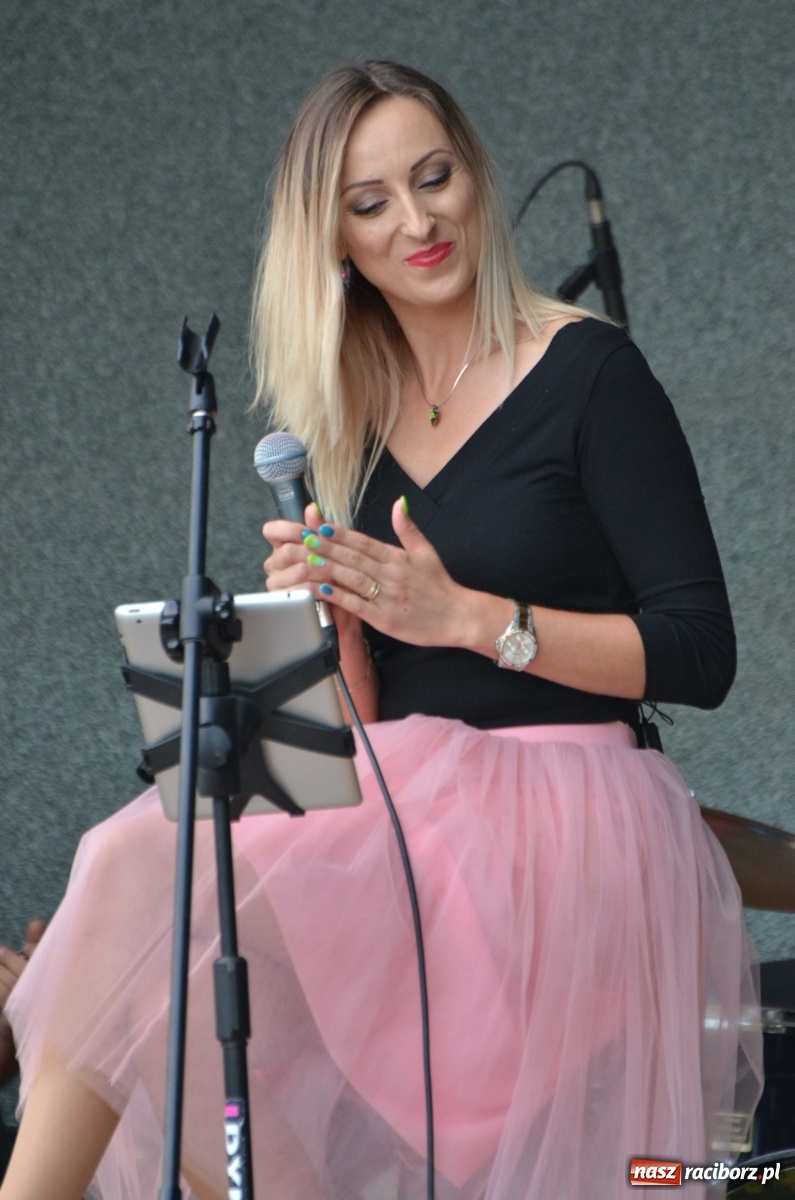 Zdjęcie w galerii na portalu naszraciborz.pl: Grupa Bez Nazwy i Agnieszka Kawulok w parku Roth  wiadomości z regionu