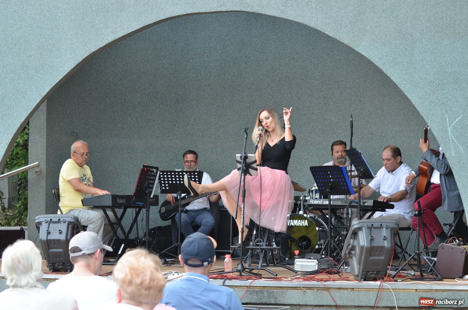 Zdjęcie w galerii na portalu naszraciborz.pl: Grupa Bez Nazwy i Agnieszka Kawulok w parku Roth  wiadomości z regionu