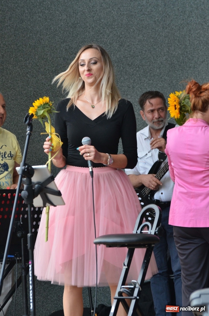 Zdjęcie w galerii na portalu naszraciborz.pl: Grupa Bez Nazwy i Agnieszka Kawulok w parku Roth  wiadomości z regionu