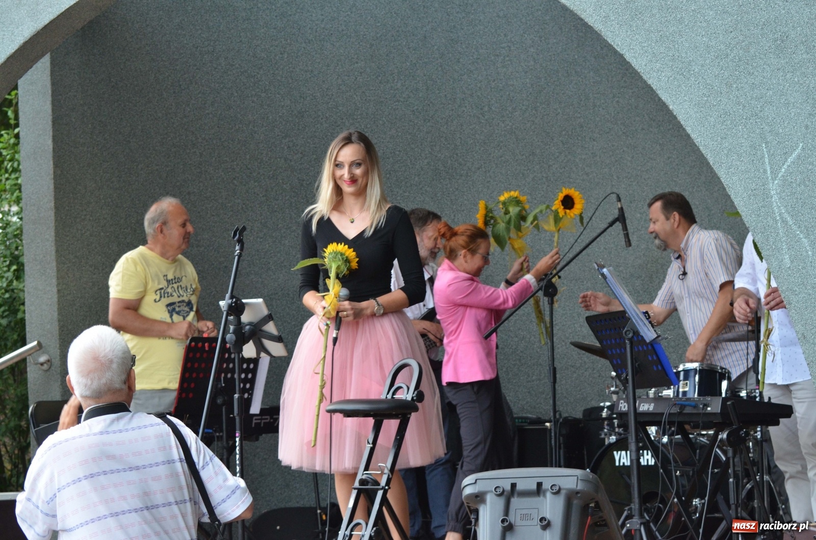 Zdjęcie w galerii na portalu naszraciborz.pl: Grupa Bez Nazwy i Agnieszka Kawulok w parku Roth  wiadomości z regionu