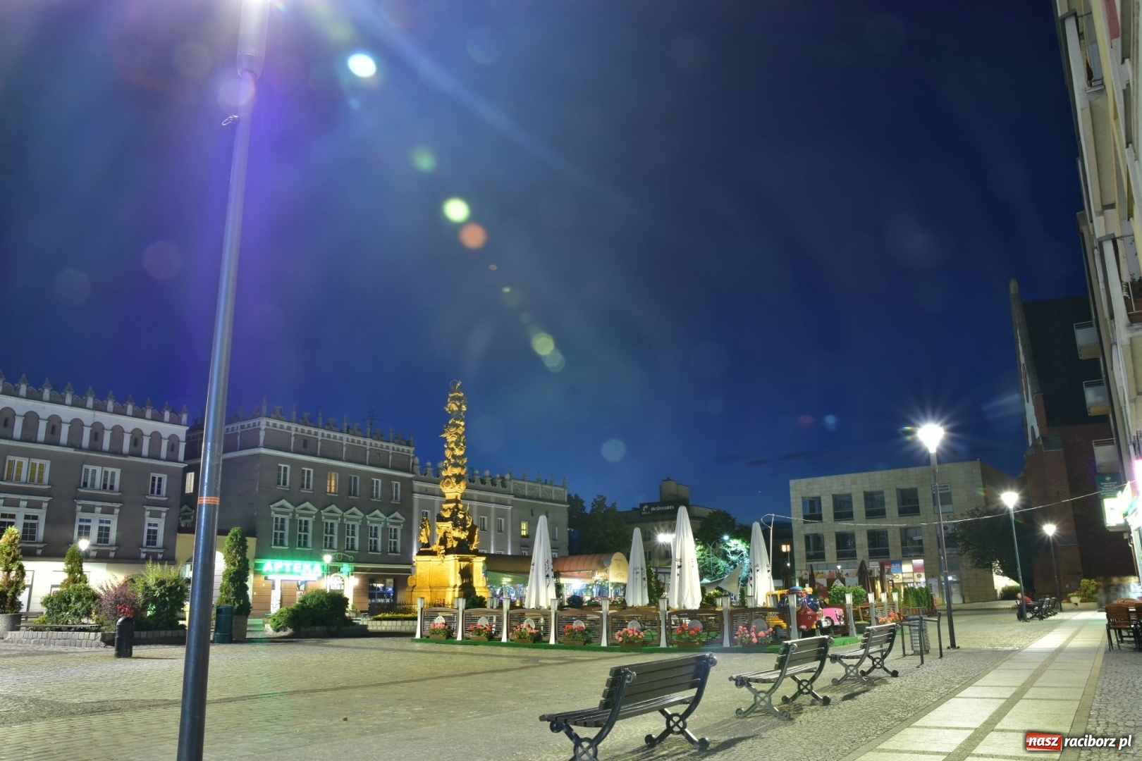 Zdjęcie w galerii na portalu naszraciborz.pl: Raciborski Rynek z nowym oświetleniem [FOTO] wiadomości z regionu