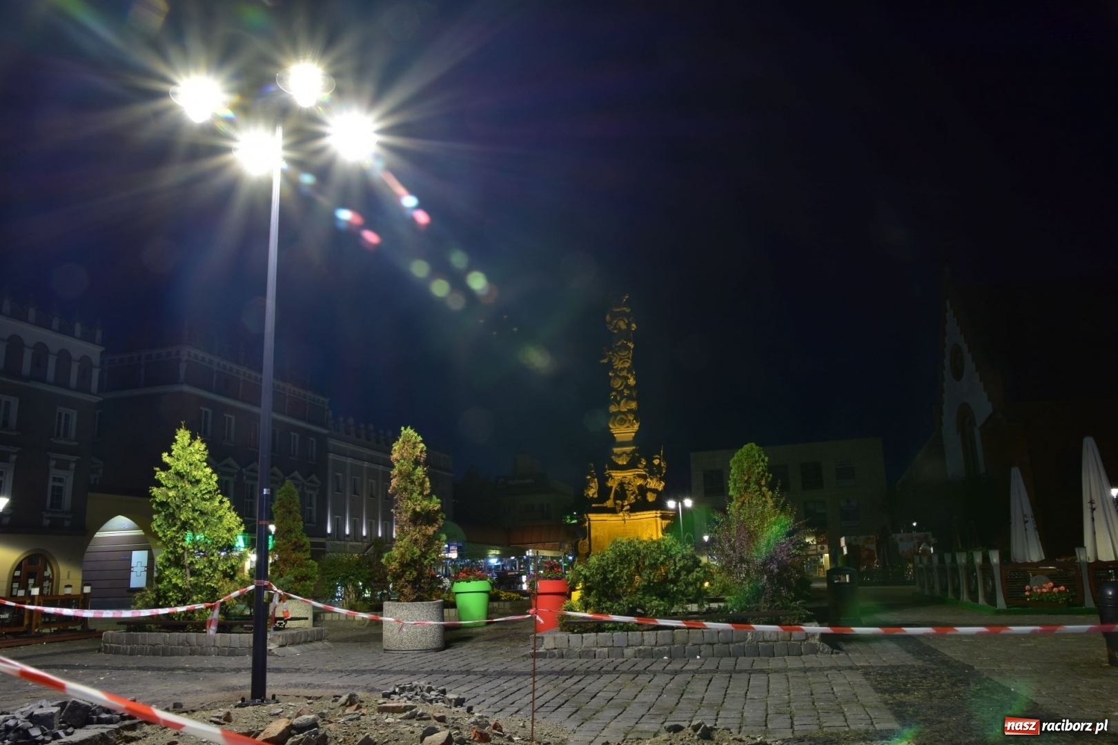 Zdjęcie w galerii na portalu naszraciborz.pl: Raciborski Rynek z nowym oświetleniem [FOTO] wiadomości z regionu