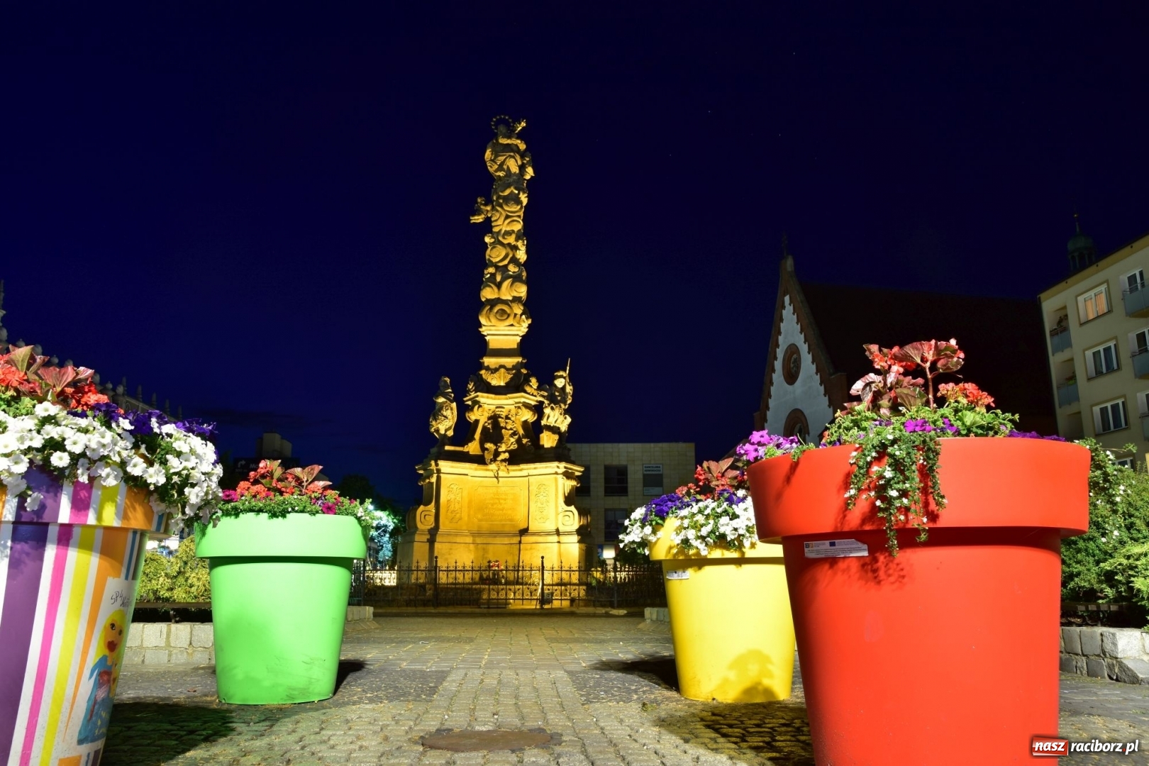 Zdjęcie w galerii na portalu naszraciborz.pl: Raciborski Rynek z nowym oświetleniem [FOTO] wiadomości z regionu