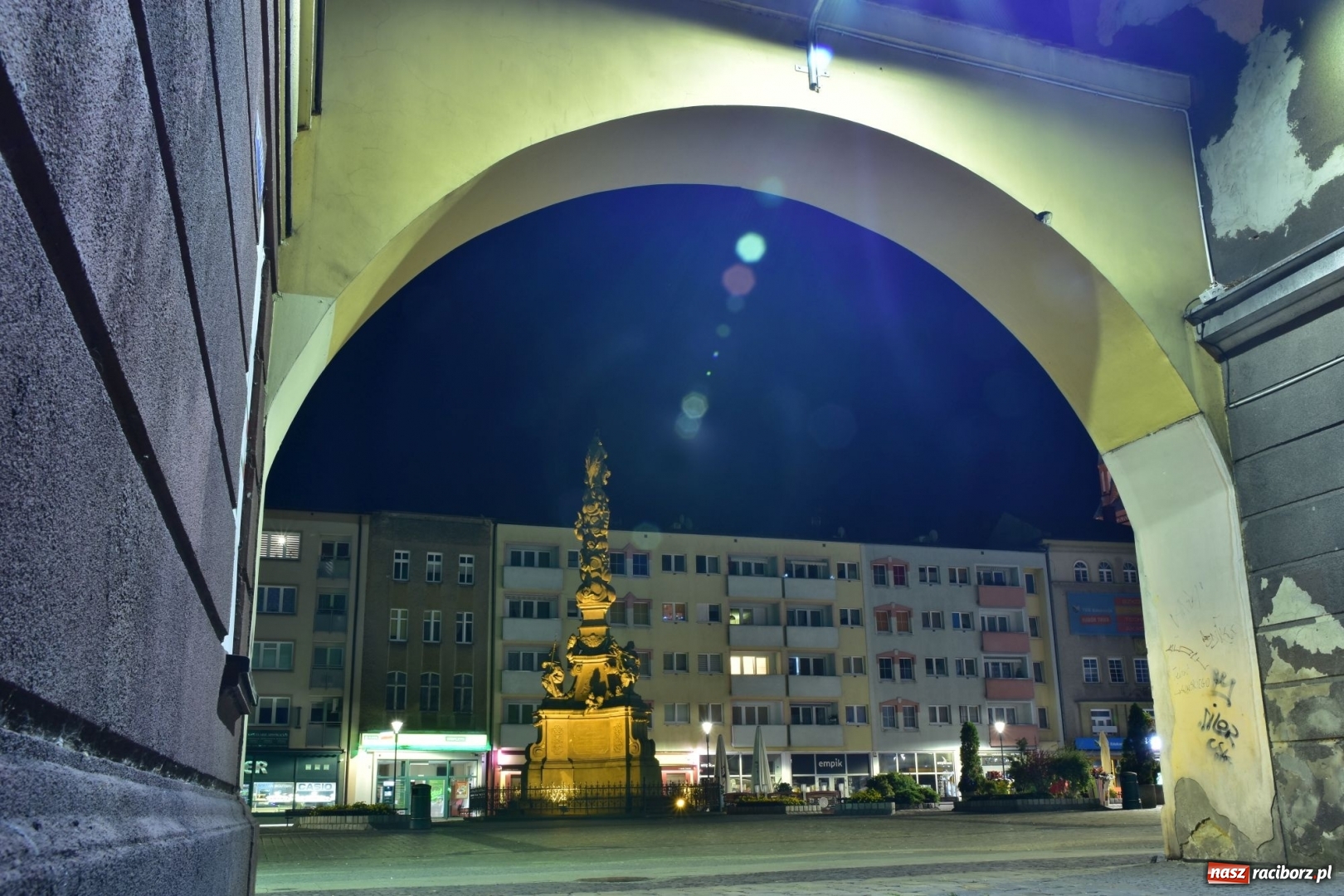 Zdjęcie w galerii na portalu naszraciborz.pl: Raciborski Rynek z nowym oświetleniem [FOTO] wiadomości z regionu