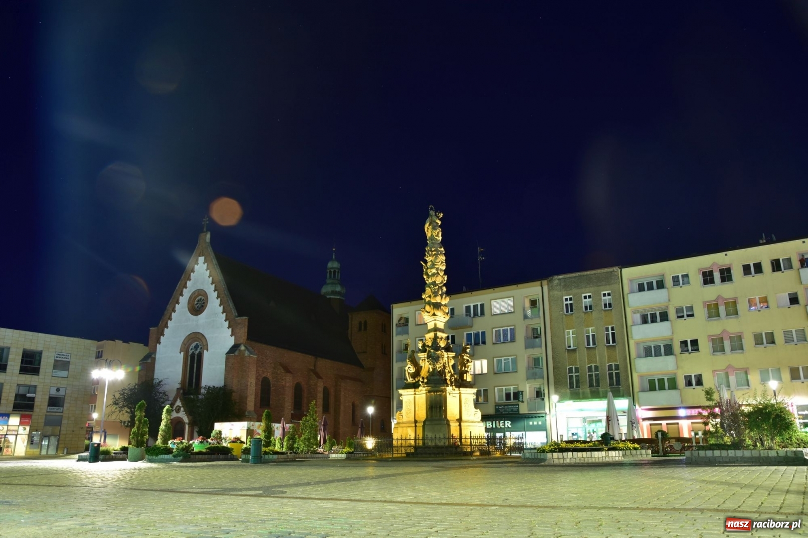 Zdjęcie w galerii na portalu naszraciborz.pl: Raciborski Rynek z nowym oświetleniem [FOTO] wiadomości z regionu
