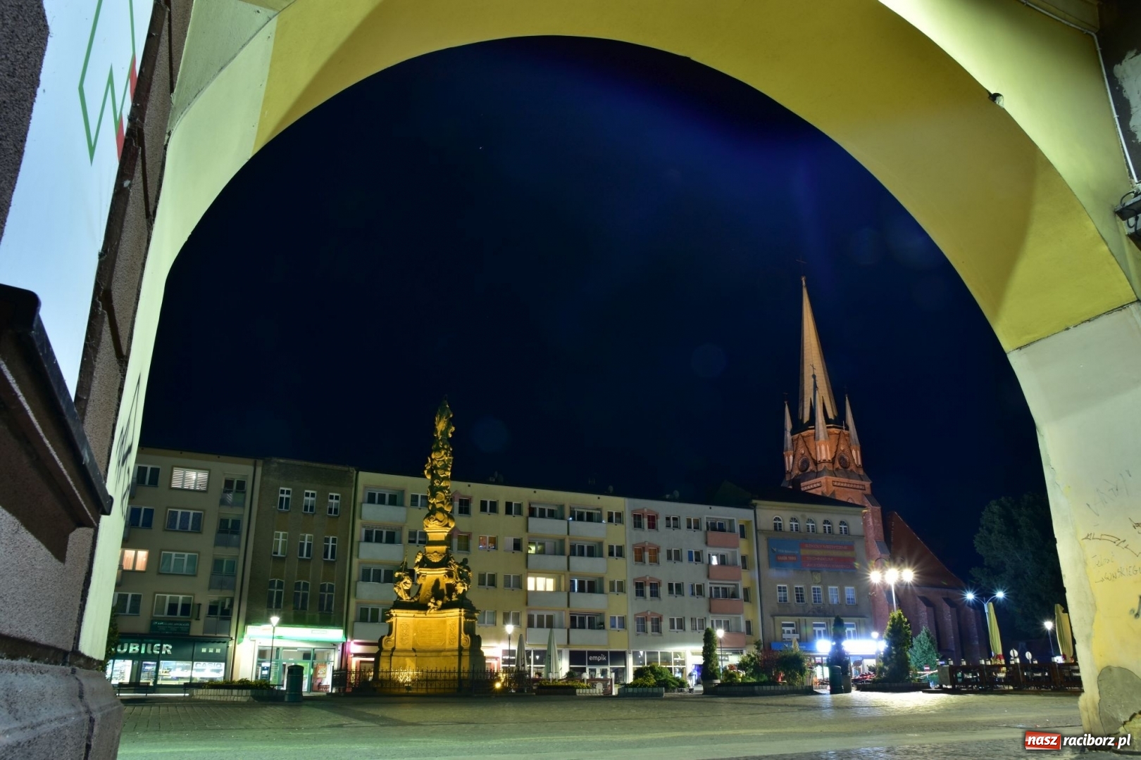 Zdjęcie w galerii na portalu naszraciborz.pl: Raciborski Rynek z nowym oświetleniem [FOTO] wiadomości z regionu