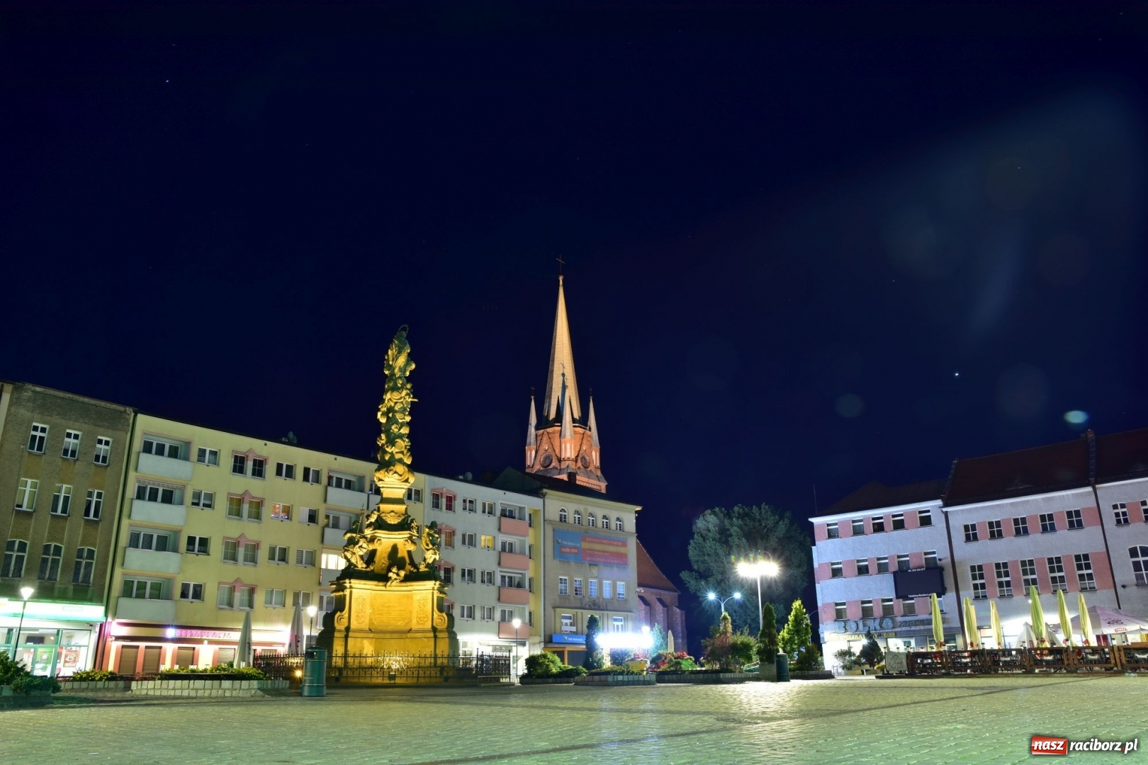 Zdjęcie w galerii na portalu naszraciborz.pl: Raciborski Rynek z nowym oświetleniem [FOTO] wiadomości z regionu
