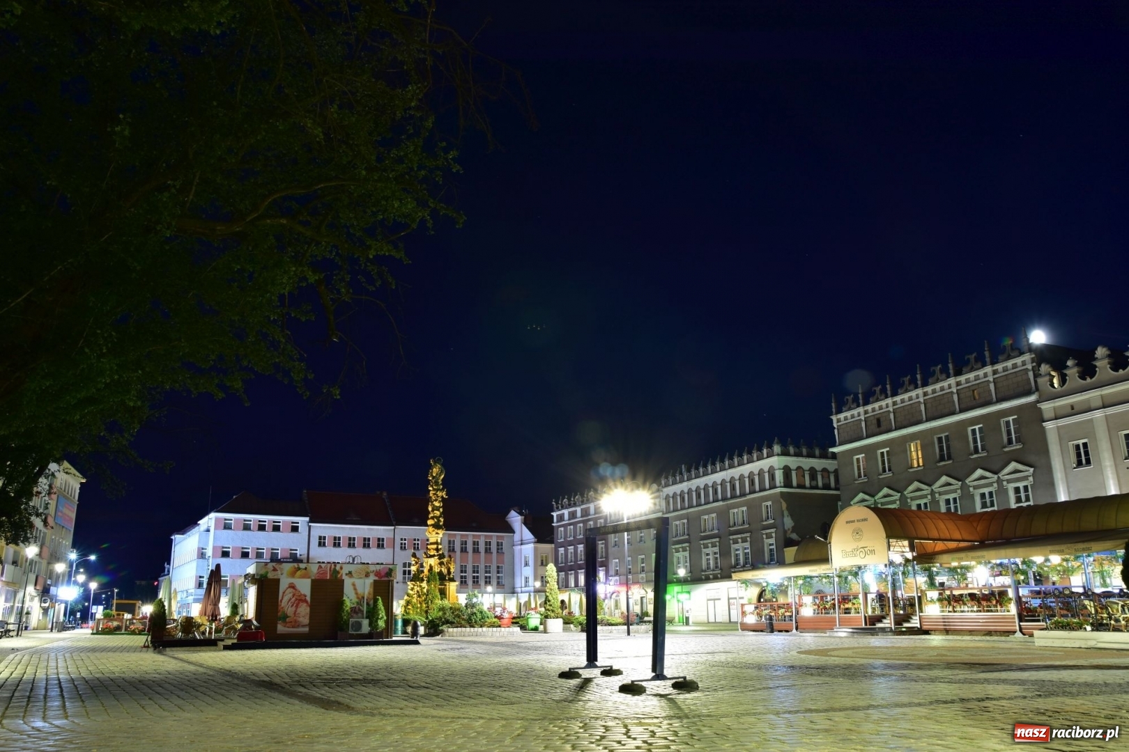 Zdjęcie w galerii na portalu naszraciborz.pl: Raciborski Rynek z nowym oświetleniem [FOTO] wiadomości z regionu