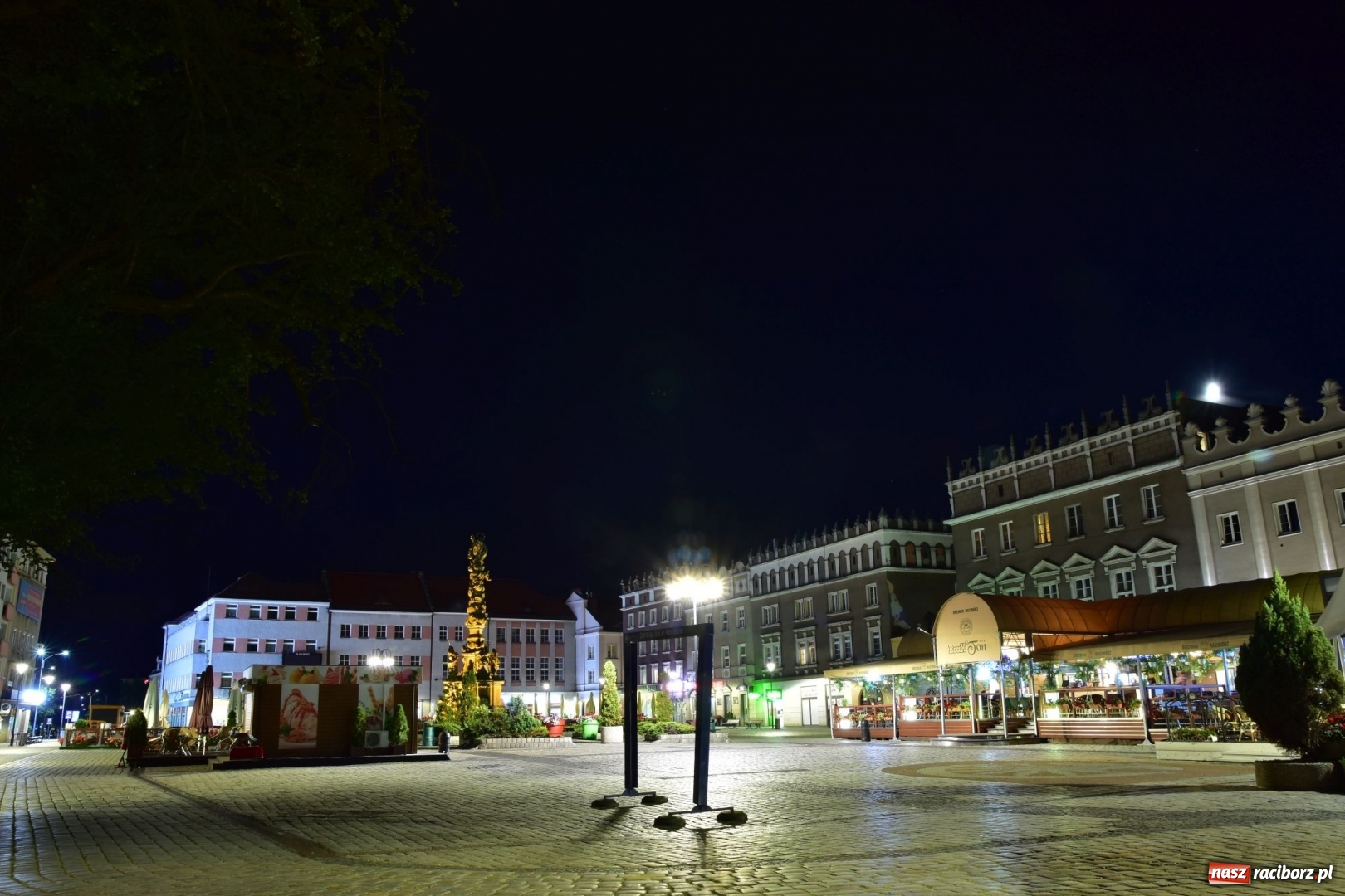 Zdjęcie w galerii na portalu naszraciborz.pl: Raciborski Rynek z nowym oświetleniem [FOTO] wiadomości z regionu