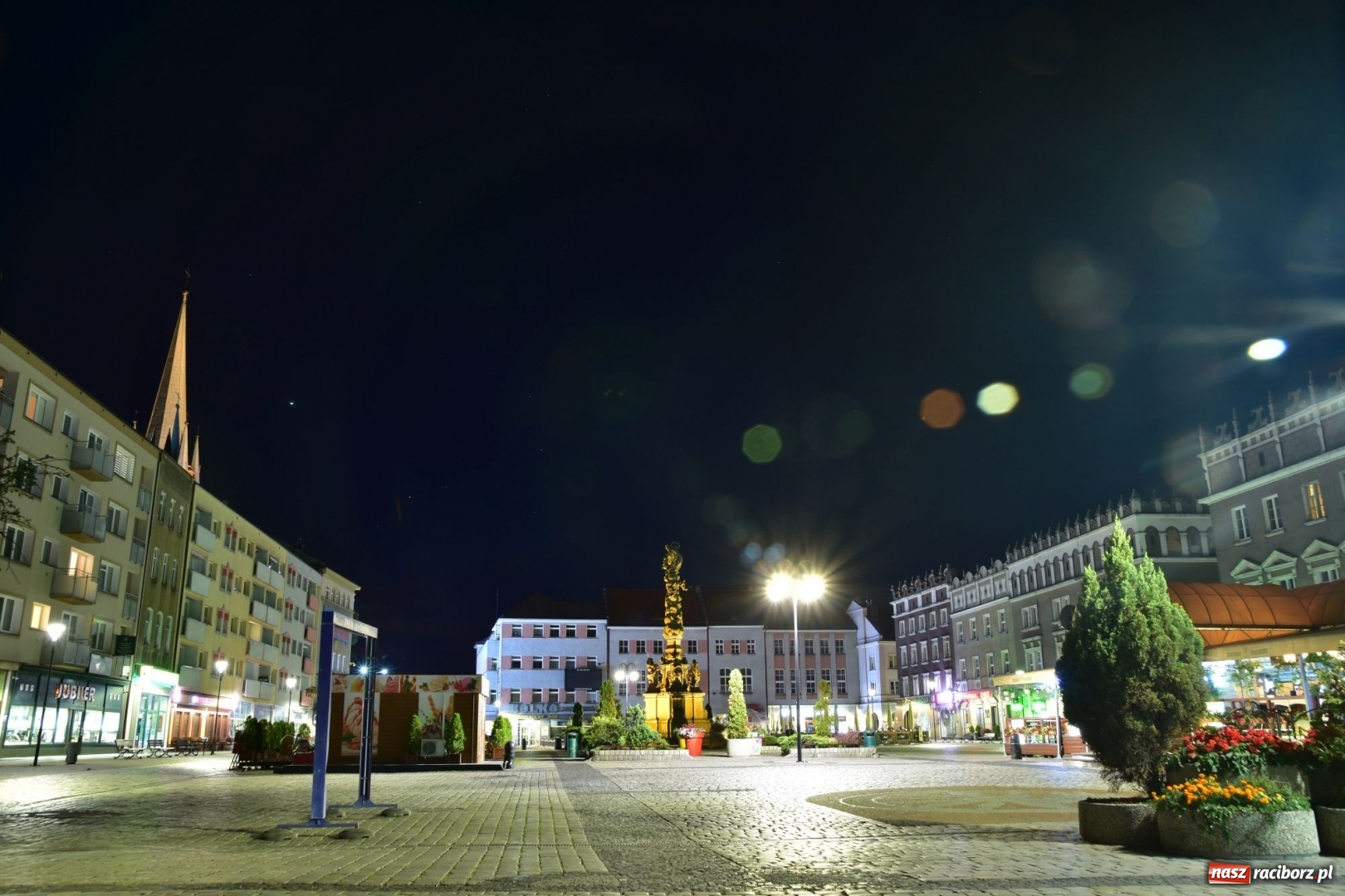 Zdjęcie w galerii na portalu naszraciborz.pl: Raciborski Rynek z nowym oświetleniem [FOTO] wiadomości z regionu