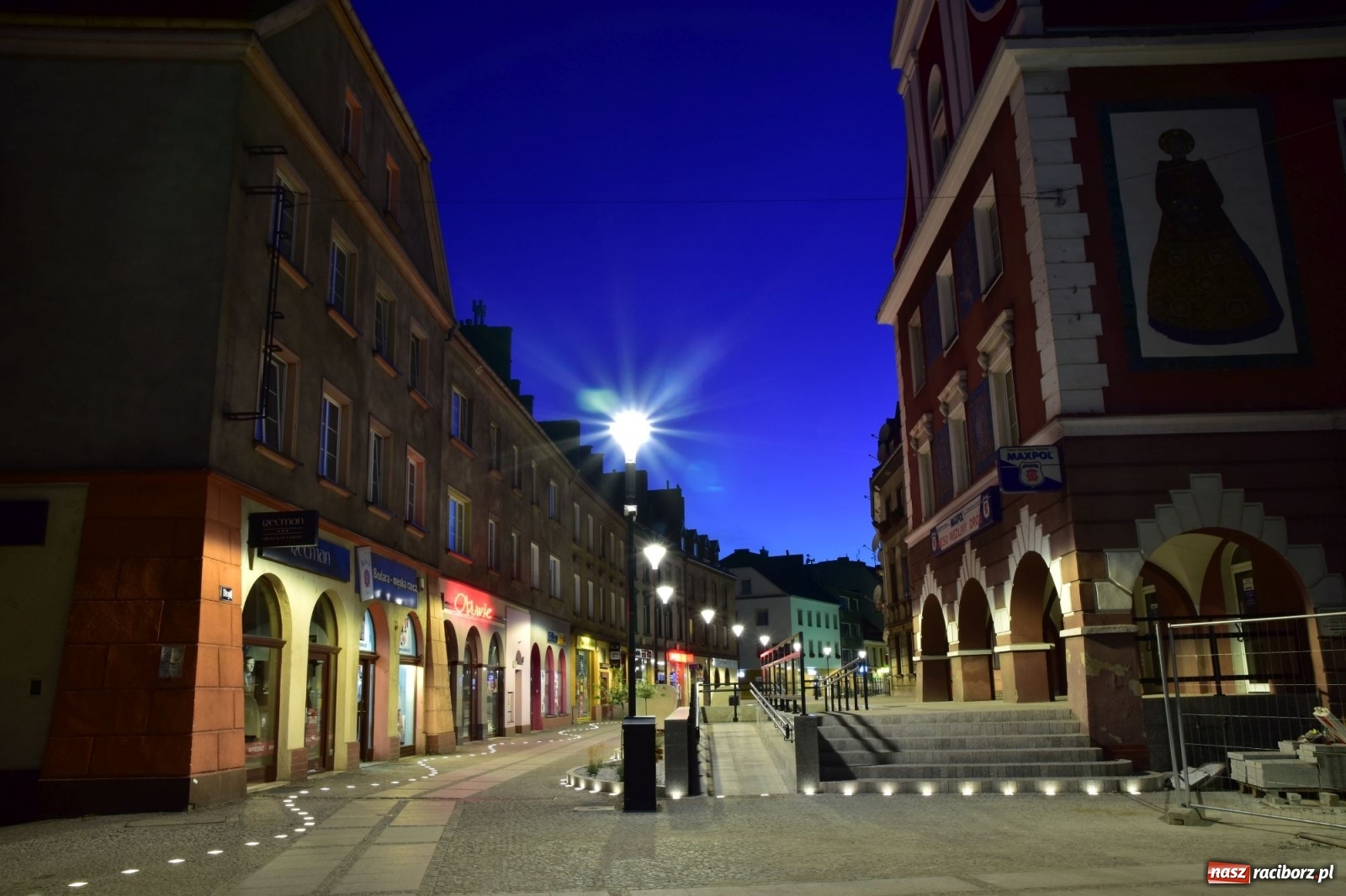 Zdjęcie w galerii na portalu naszraciborz.pl: Dzwoneczki, legenda i LEDy - Długa by night po modernizacji [FOTO] wiadomości z regionu