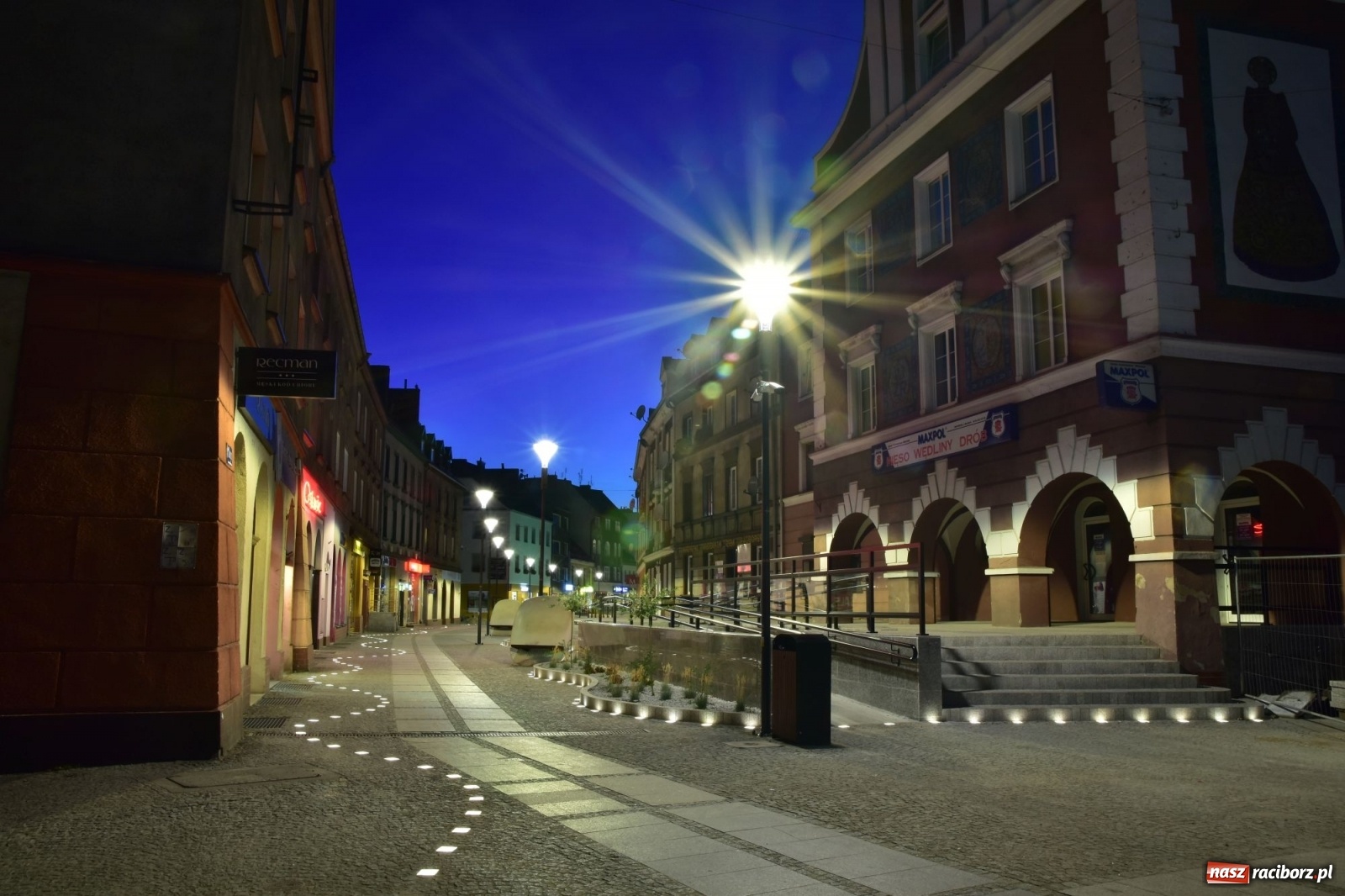 Zdjęcie w galerii na portalu naszraciborz.pl: Dzwoneczki, legenda i LEDy - Długa by night po modernizacji [FOTO] wiadomości z regionu