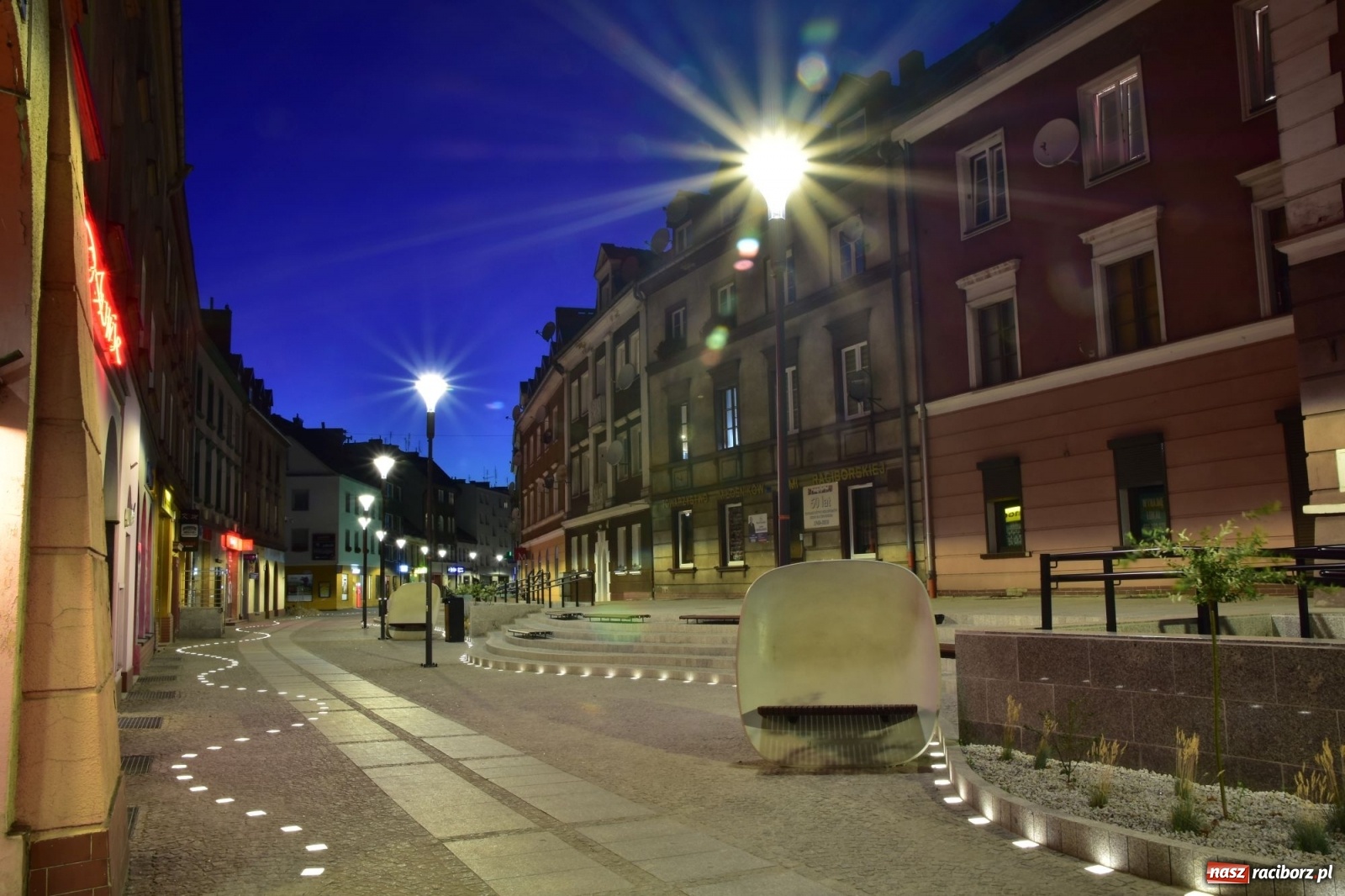 Zdjęcie w galerii na portalu naszraciborz.pl: Dzwoneczki, legenda i LEDy - Długa by night po modernizacji [FOTO] wiadomości z regionu