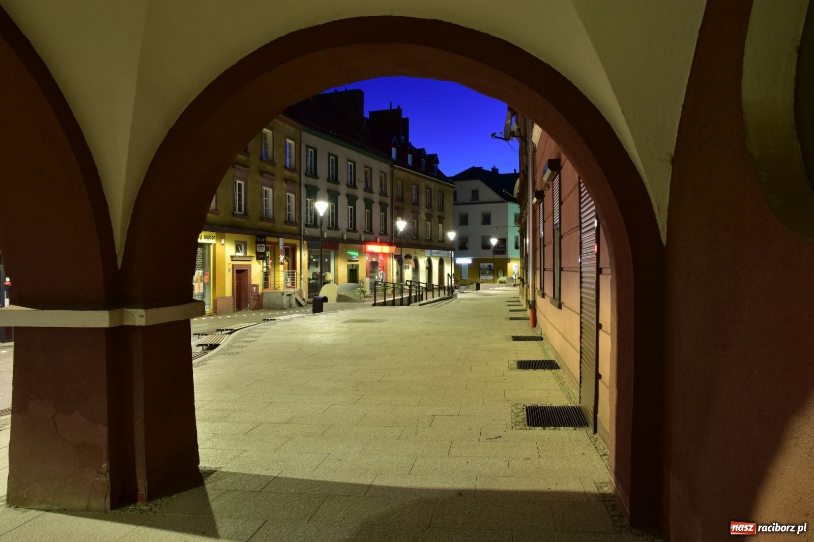 Zdjęcie w galerii na portalu naszraciborz.pl: Dzwoneczki, legenda i LEDy - Długa by night po modernizacji [FOTO] wiadomości z regionu