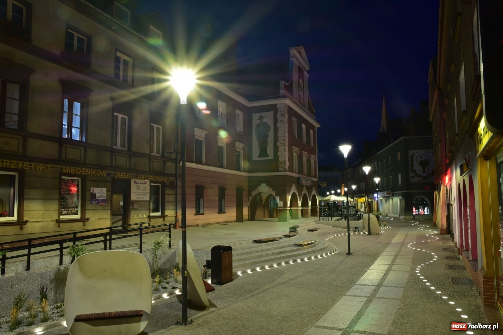 Zdjęcie w galerii na portalu naszraciborz.pl: Dzwoneczki, legenda i LEDy - Długa by night po modernizacji [FOTO] wiadomości z regionu