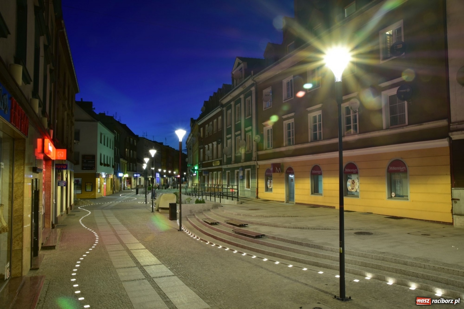Zdjęcie w galerii na portalu naszraciborz.pl: Dzwoneczki, legenda i LEDy - Długa by night po modernizacji [FOTO] wiadomości z regionu