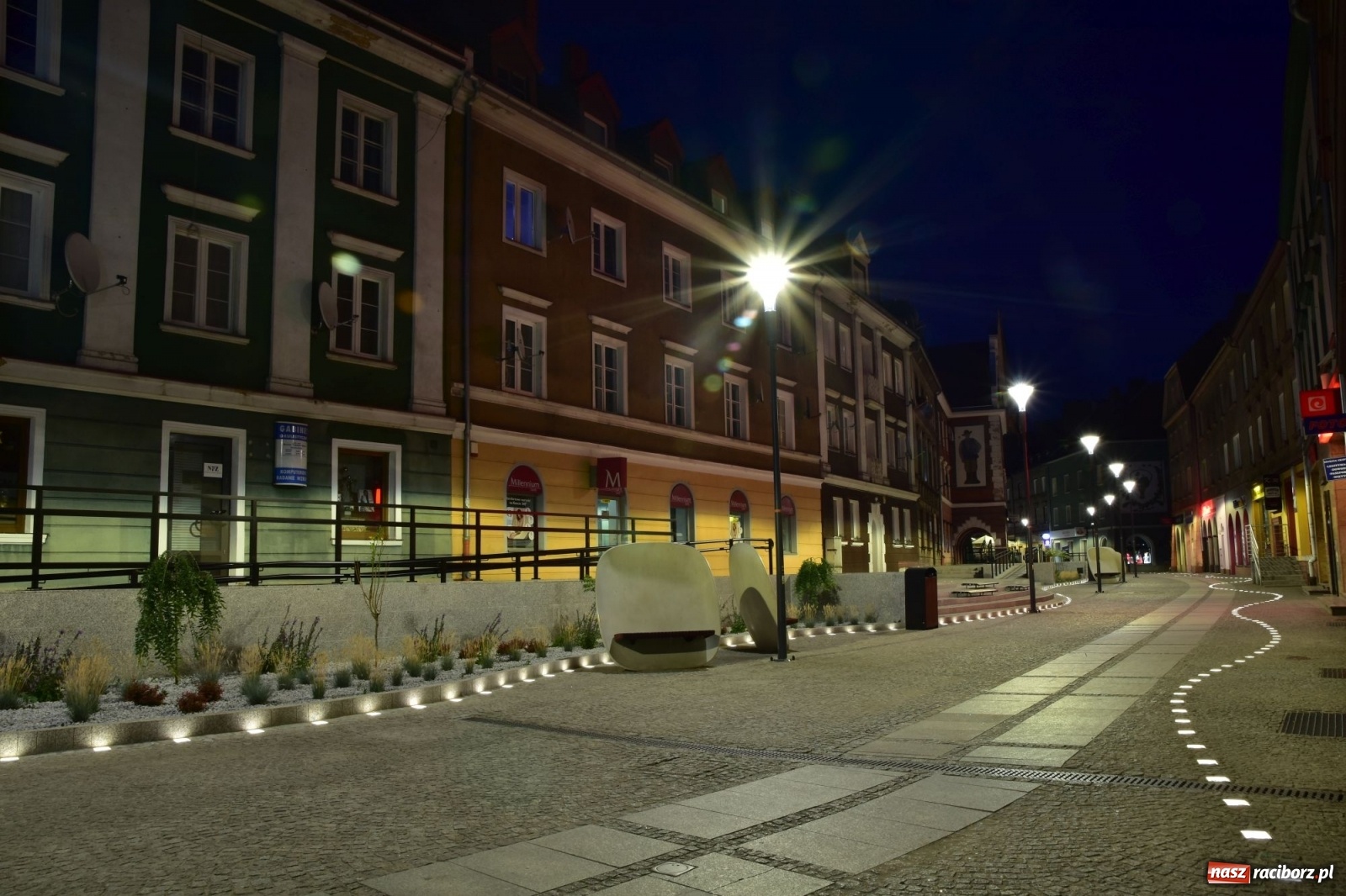 Zdjęcie w galerii na portalu naszraciborz.pl: Dzwoneczki, legenda i LEDy - Długa by night po modernizacji [FOTO] wiadomości z regionu