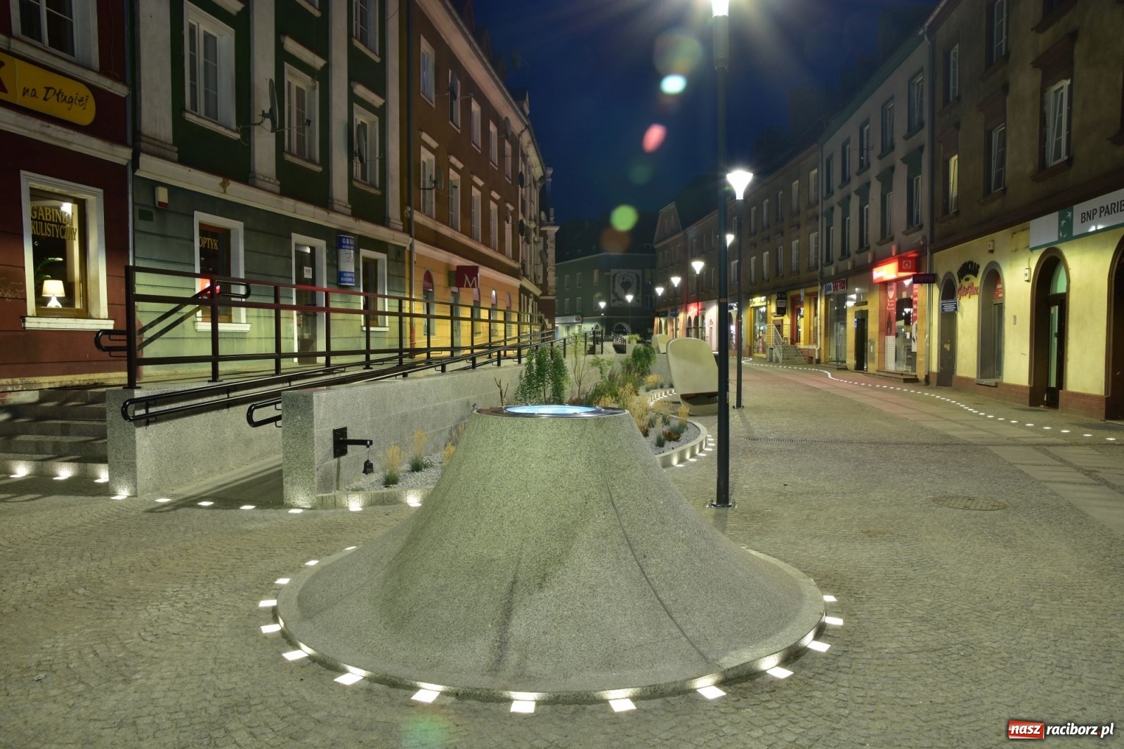 Zdjęcie w galerii na portalu naszraciborz.pl: Dzwoneczki, legenda i LEDy - Długa by night po modernizacji [FOTO] wiadomości z regionu