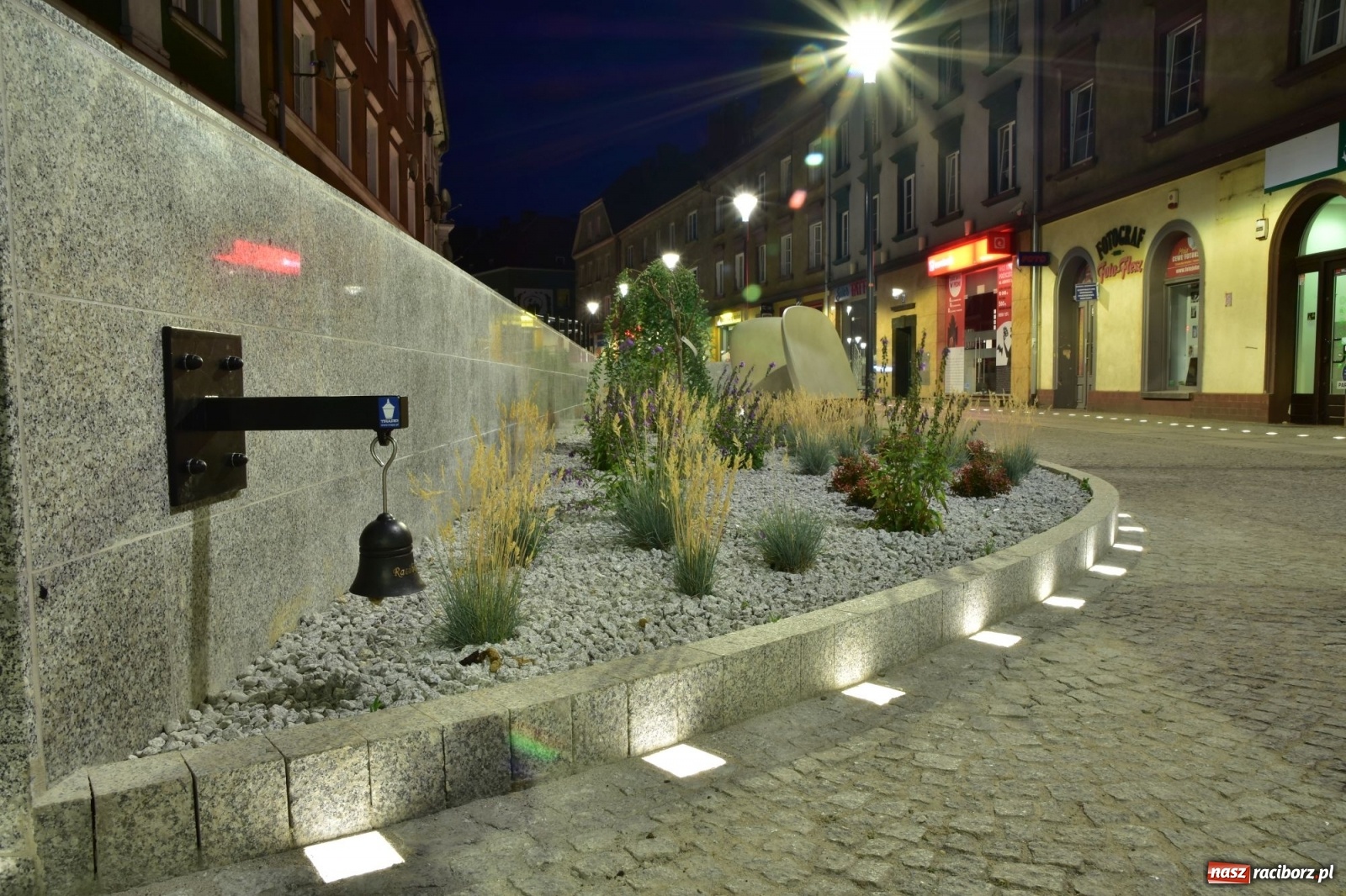 Zdjęcie w galerii na portalu naszraciborz.pl: Dzwoneczki, legenda i LEDy - Długa by night po modernizacji [FOTO] wiadomości z regionu