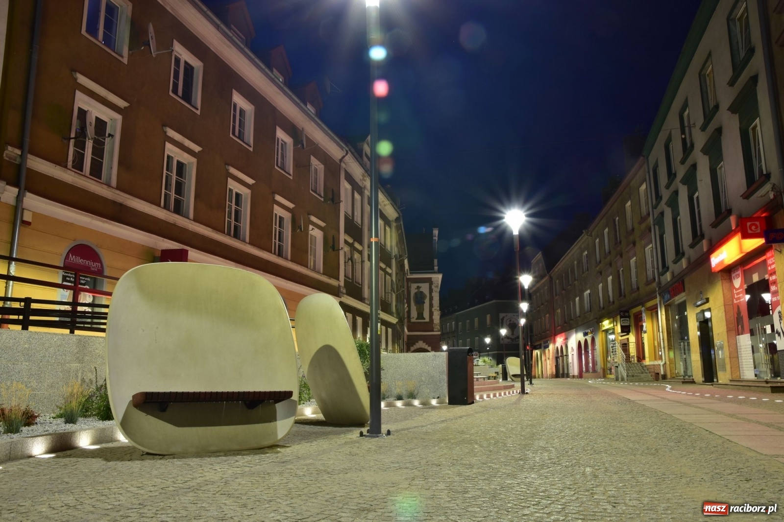 Zdjęcie w galerii na portalu naszraciborz.pl: Dzwoneczki, legenda i LEDy - Długa by night po modernizacji [FOTO] wiadomości z regionu