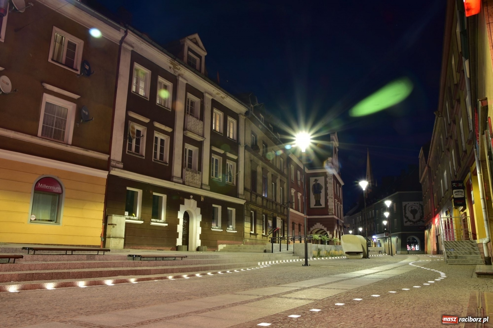 Zdjęcie w galerii na portalu naszraciborz.pl: Dzwoneczki, legenda i LEDy - Długa by night po modernizacji [FOTO] wiadomości z regionu