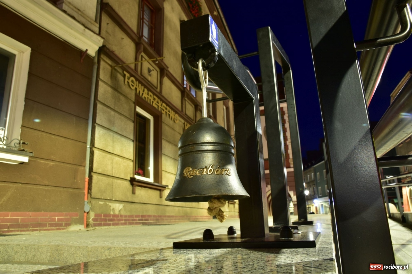 Zdjęcie w galerii na portalu naszraciborz.pl: Dzwoneczki, legenda i LEDy - Długa by night po modernizacji [FOTO] wiadomości z regionu