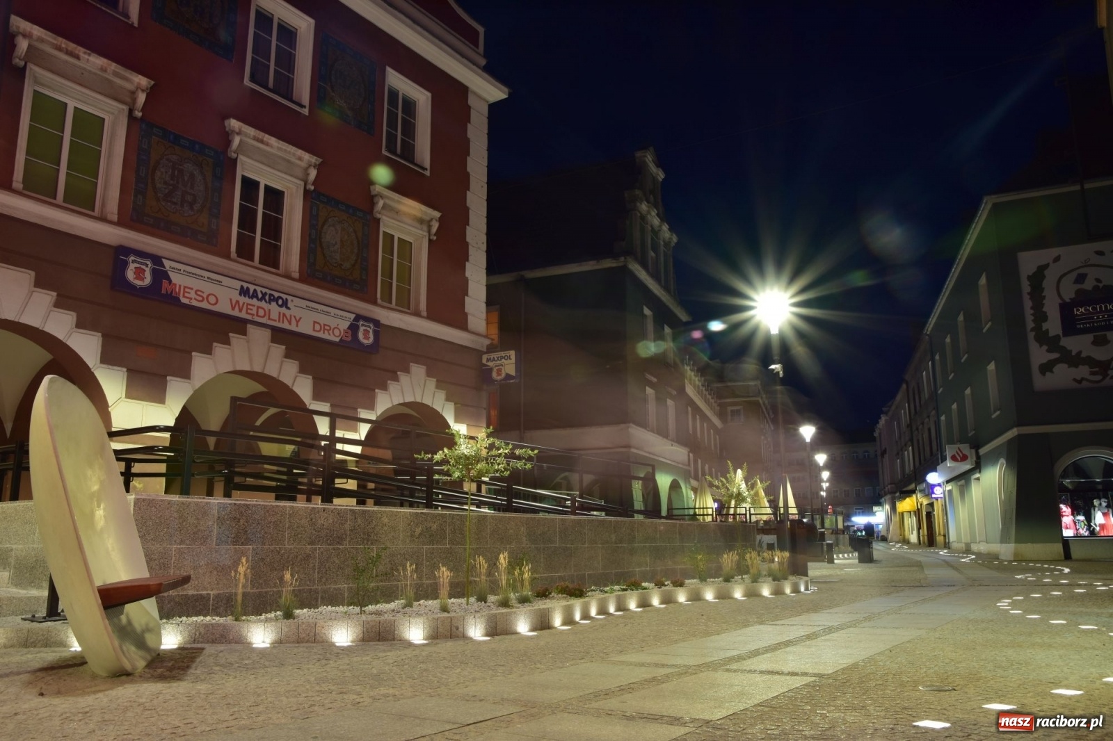 Zdjęcie w galerii na portalu naszraciborz.pl: Dzwoneczki, legenda i LEDy - Długa by night po modernizacji [FOTO] wiadomości z regionu